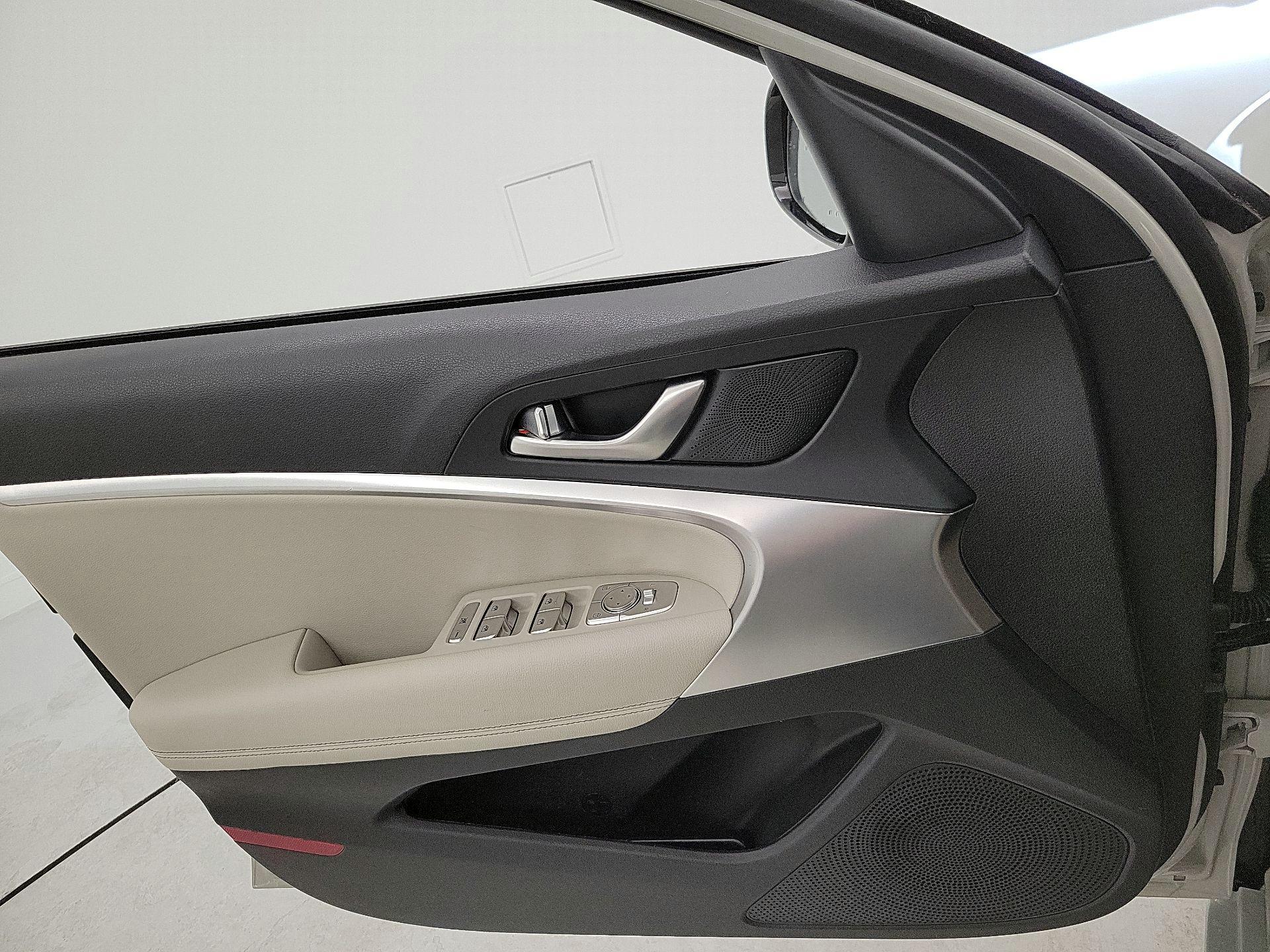 Thumbnail: 2025 Genesis G70 - 12