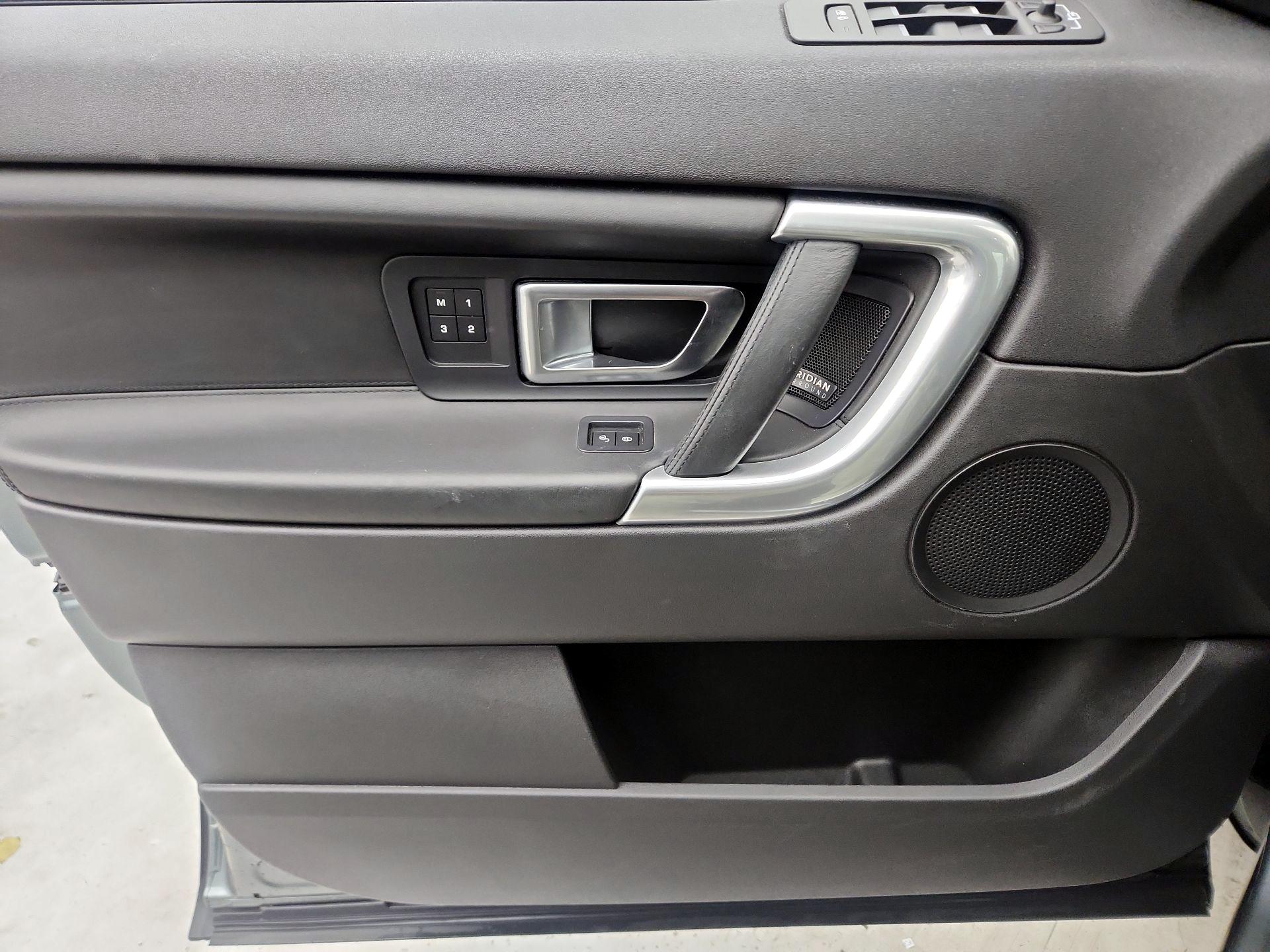 Thumbnail: 2019 Land Rover Discovery Sport - 12