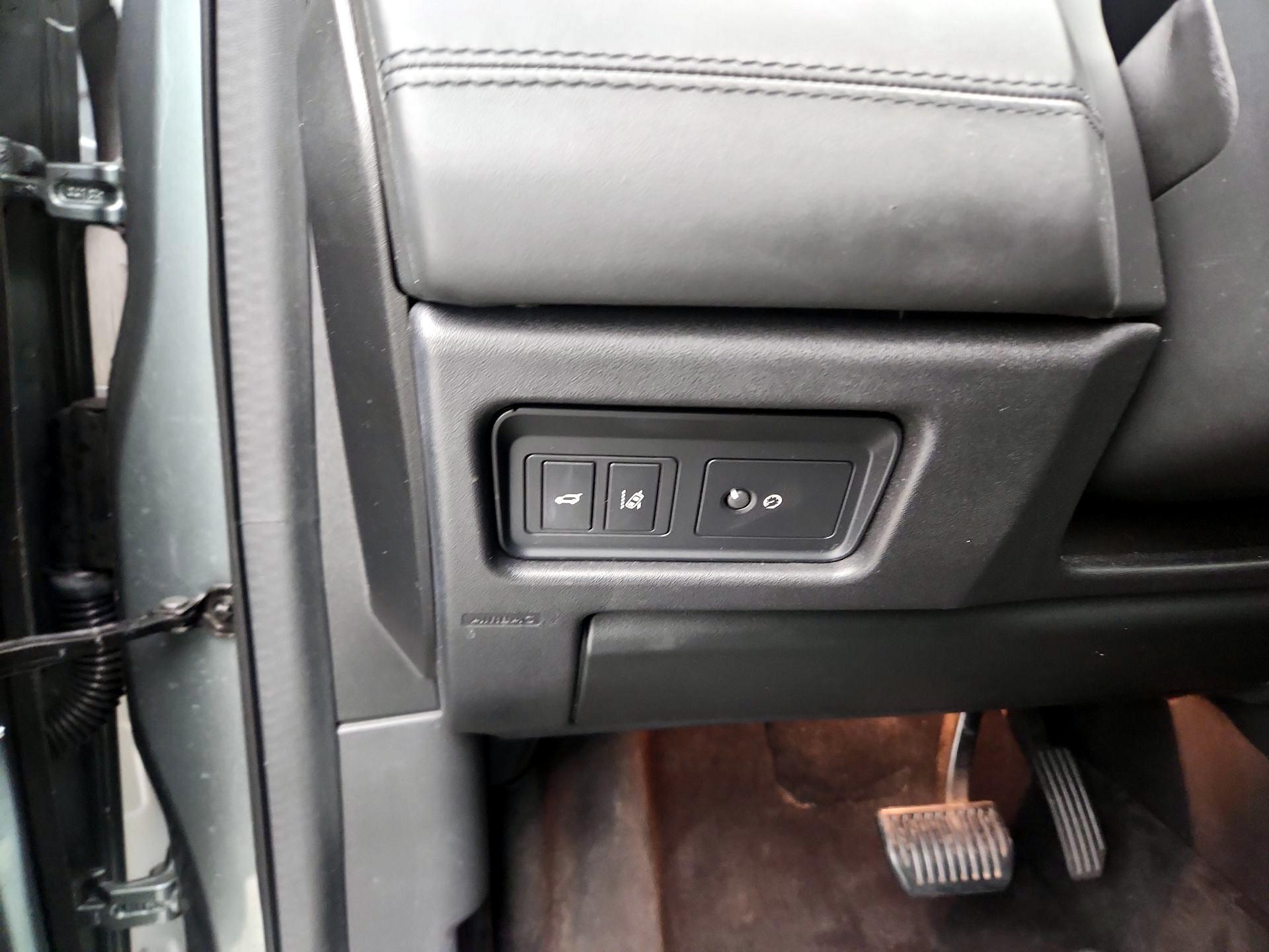 Thumbnail: 2019 Land Rover Discovery Sport - 13