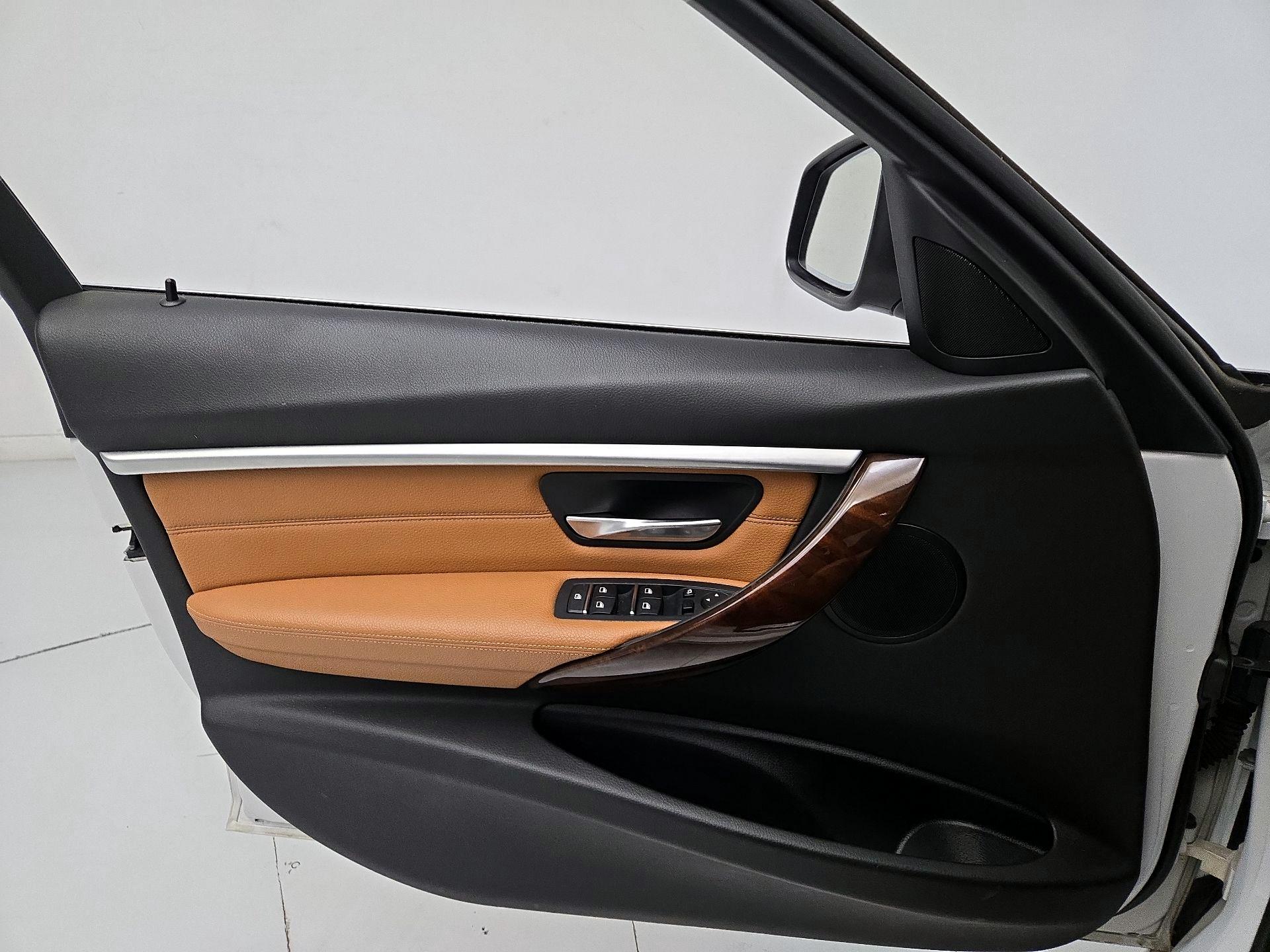 Thumbnail: 2018 BMW 3 Series - 12