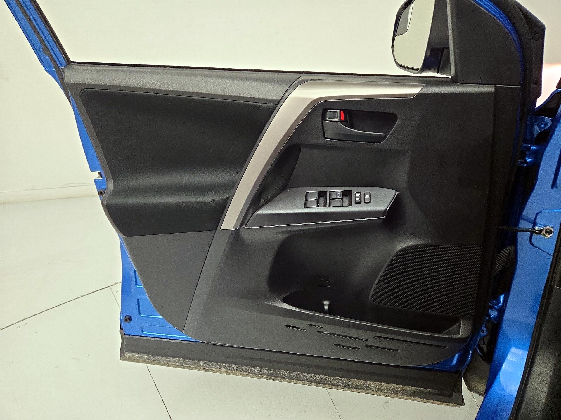 Thumbnail: 2018 Toyota RAV4 - 12