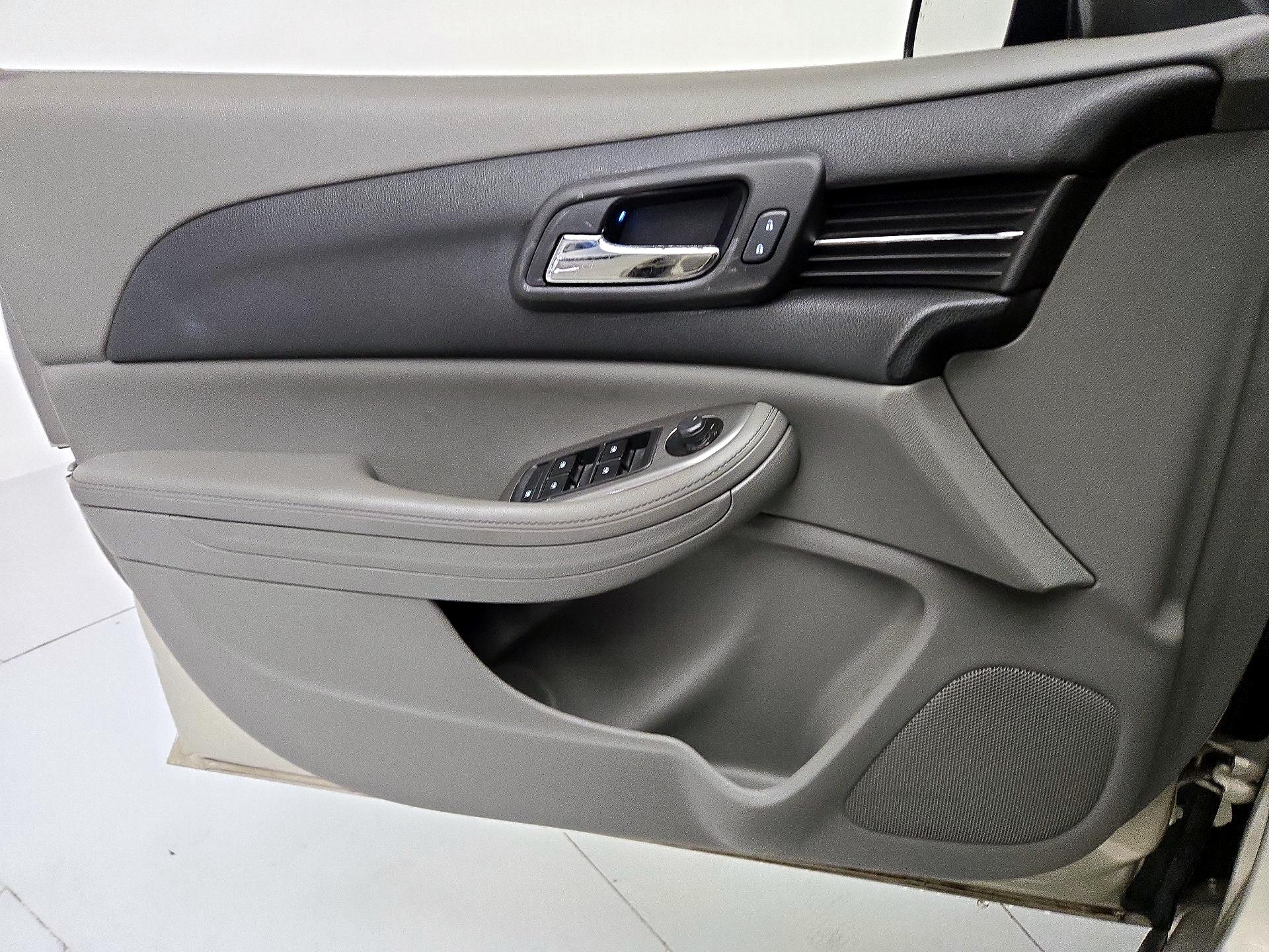 Thumbnail: 2016 Chevrolet Malibu - 12