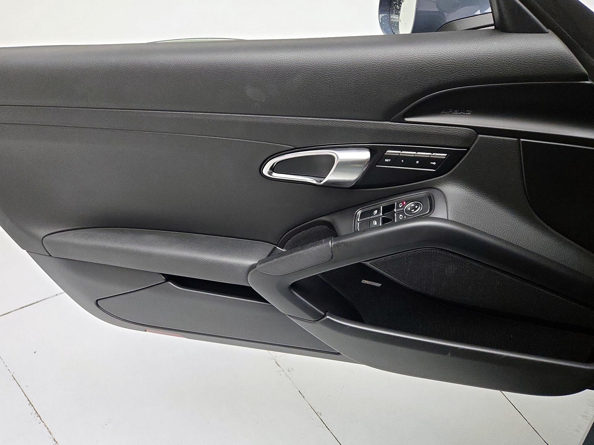 Thumbnail: 2017 Porsche 718 Boxster - 12