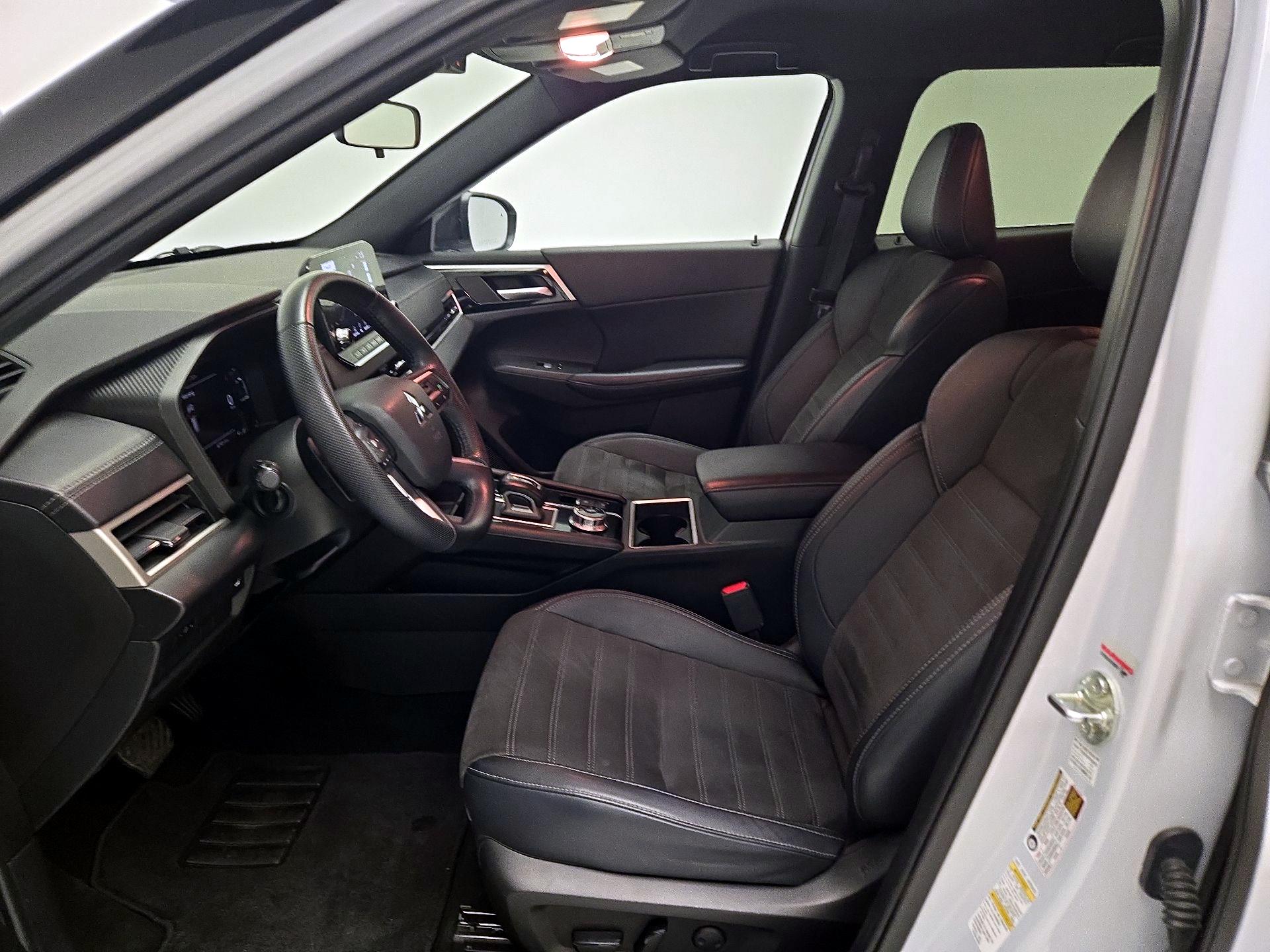 Thumbnail: 2023 Mitsubishi Outlander - 11