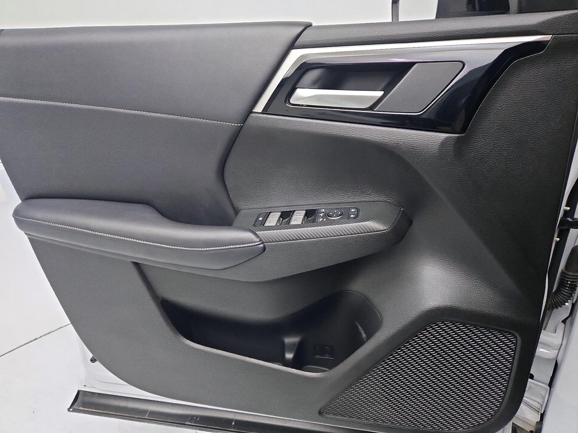 Thumbnail: 2023 Mitsubishi Outlander - 12