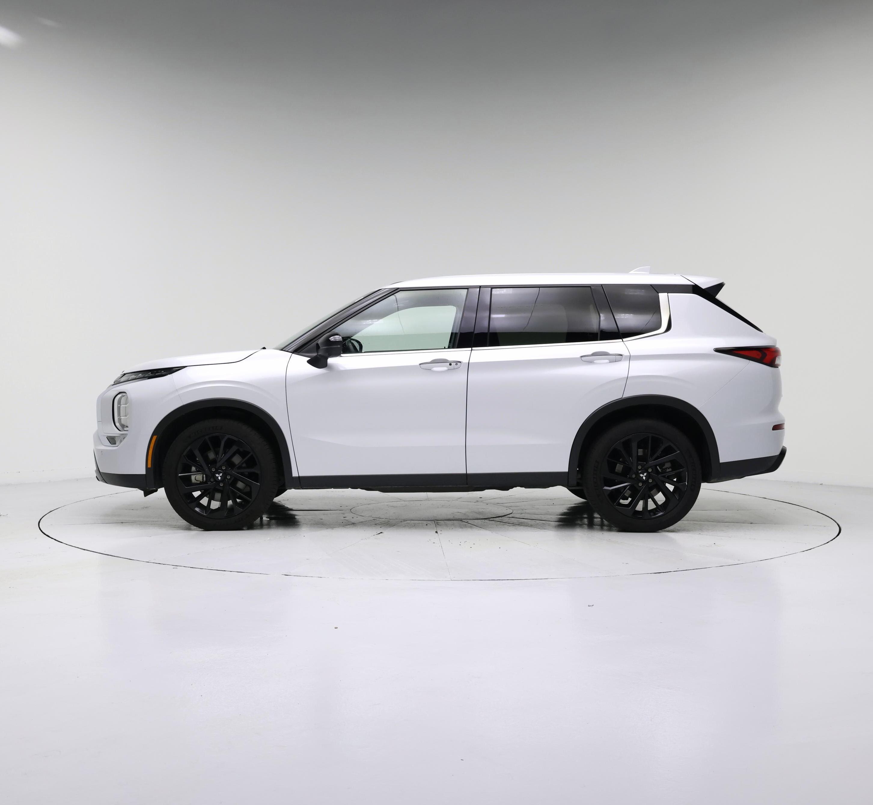 Thumbnail: 2023 Mitsubishi Outlander - 3