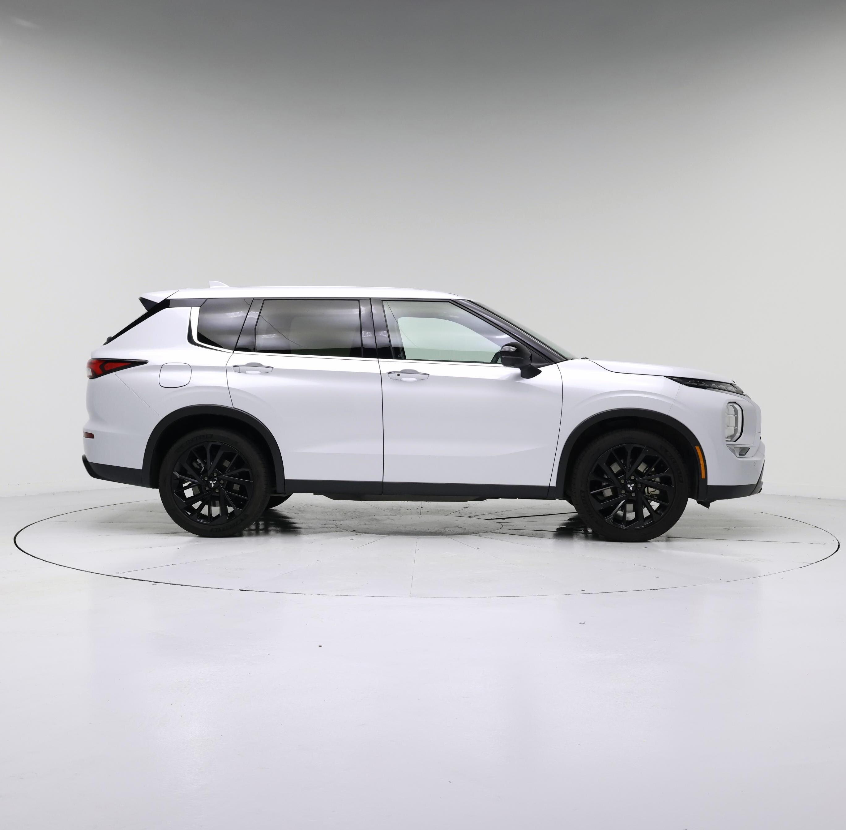 Thumbnail: 2023 Mitsubishi Outlander - 7
