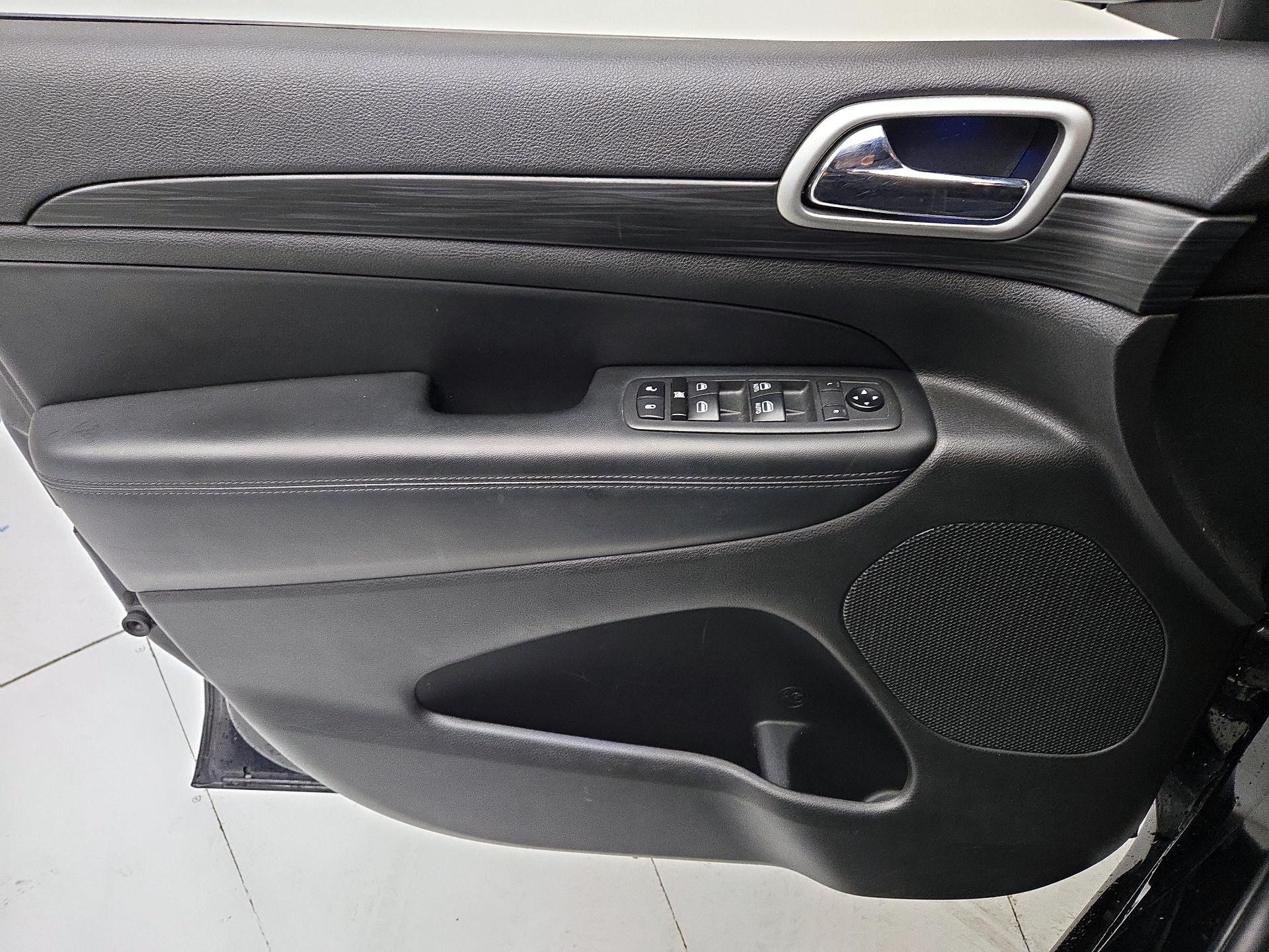 Thumbnail: 2020 Jeep Grand Cherokee - 12