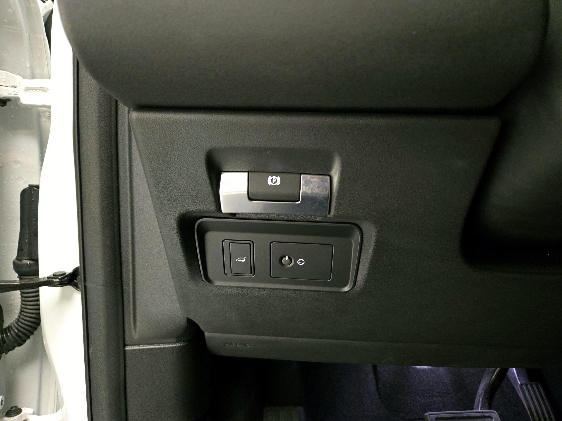 Thumbnail: 2023 Land Rover Discovery Sport - 13