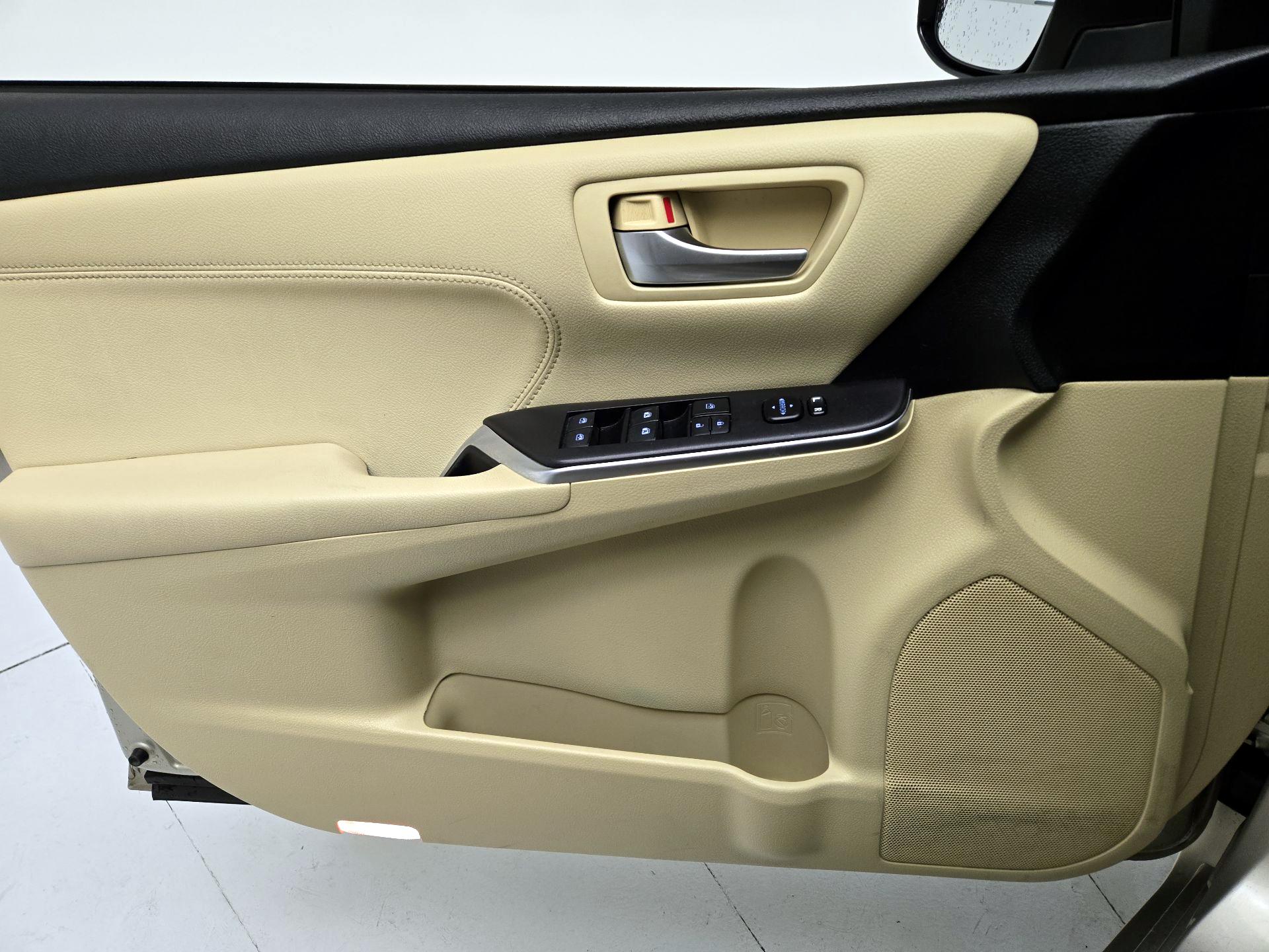 Thumbnail: 2015 Toyota Camry - 12