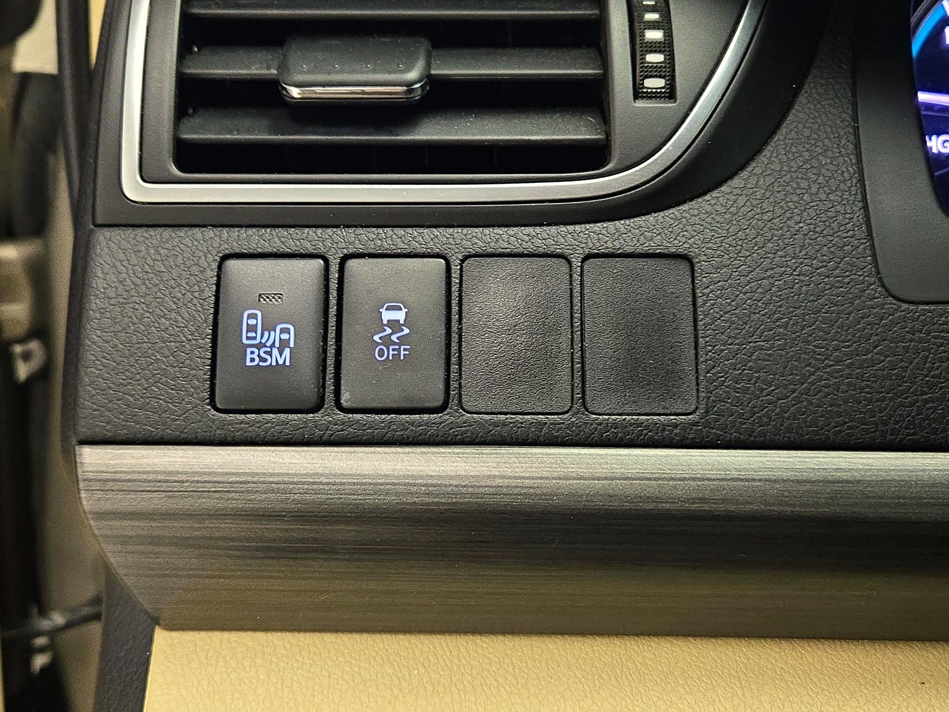 Thumbnail: 2015 Toyota Camry - 13