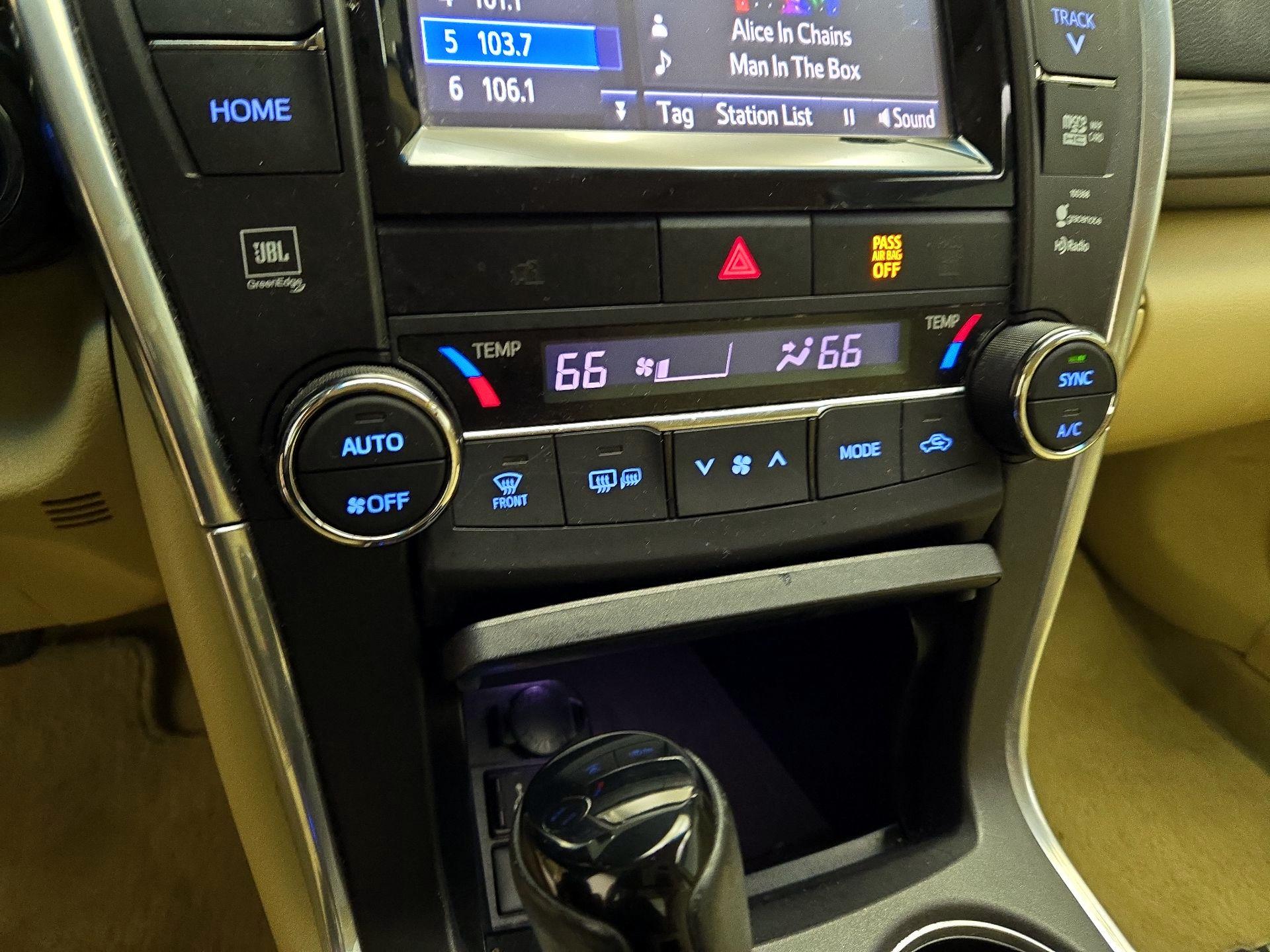 Thumbnail: 2015 Toyota Camry - 16