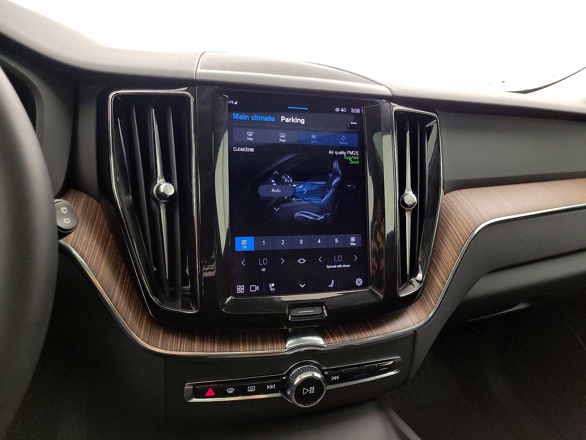 Thumbnail: 2022 Volvo XC60 - 17