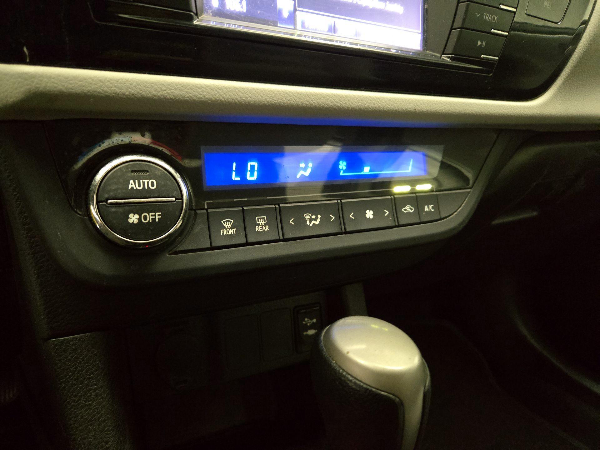 Thumbnail: 2015 Toyota Corolla - 16