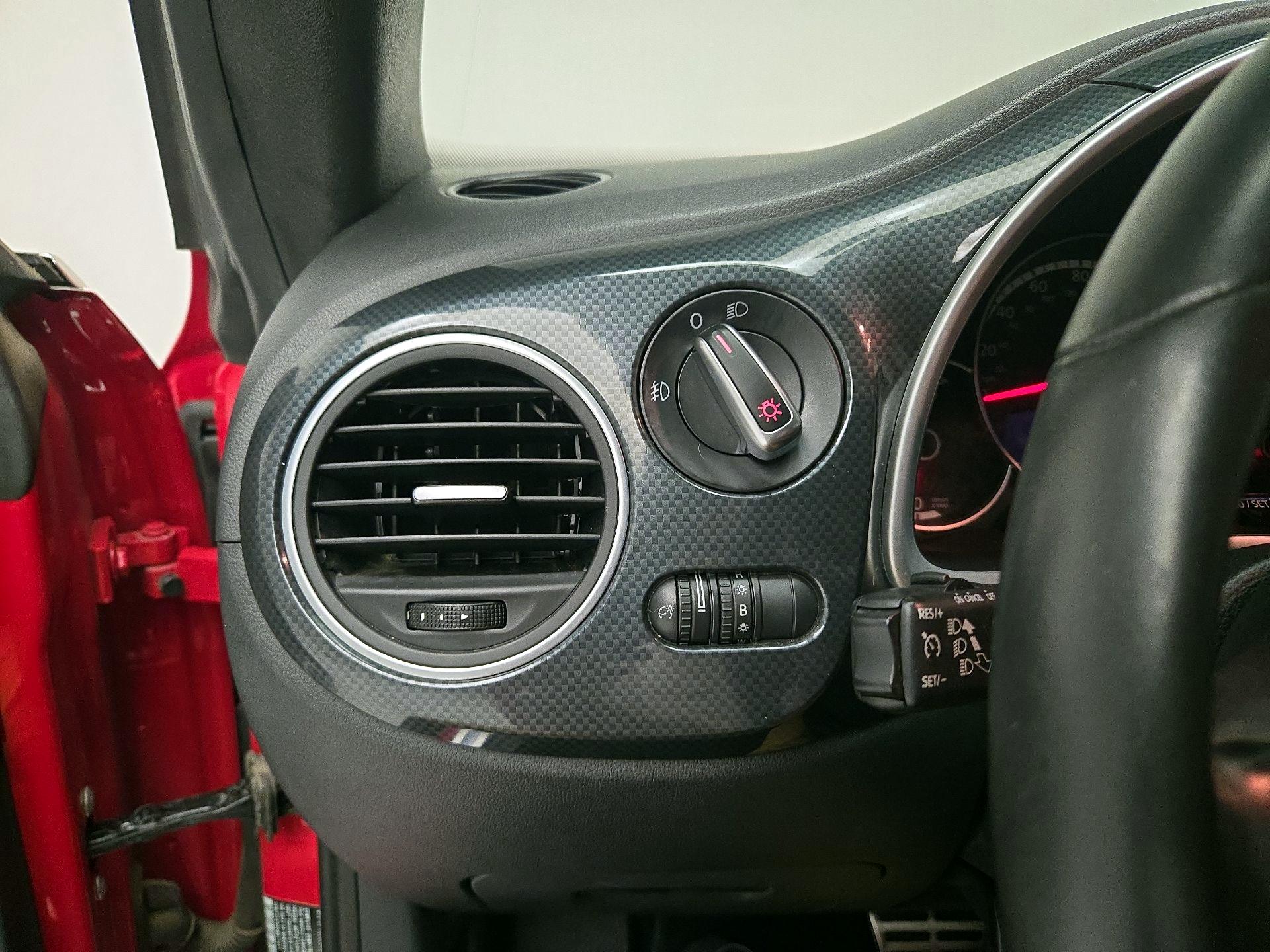 Thumbnail: 2014 Volkswagen Beetle - 13