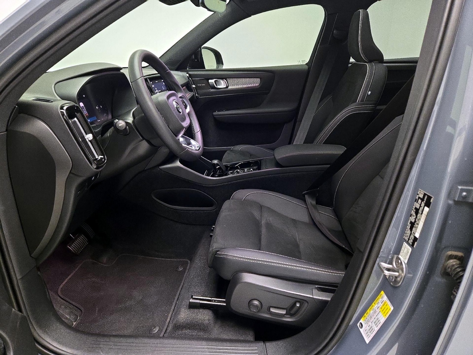 2023 Volvo XC40 Plus - Photo 12