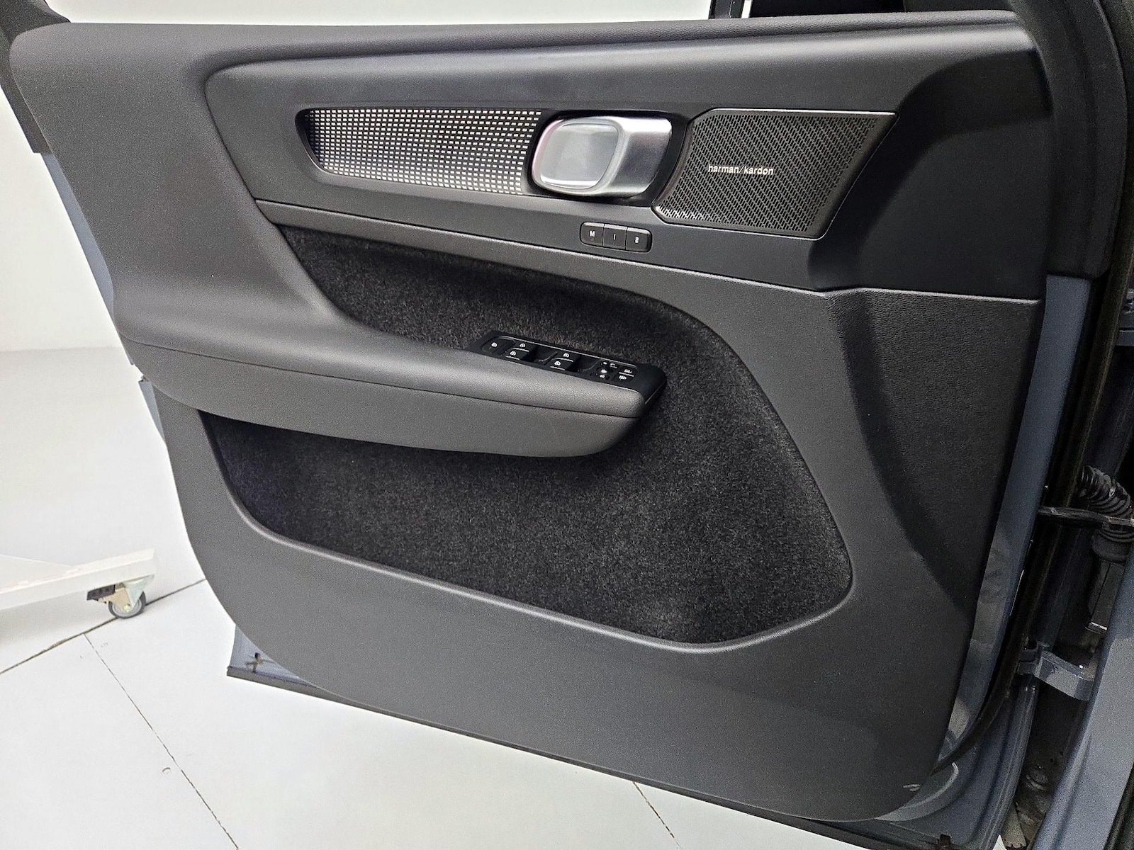 2023 Volvo XC40 Plus - Photo 13