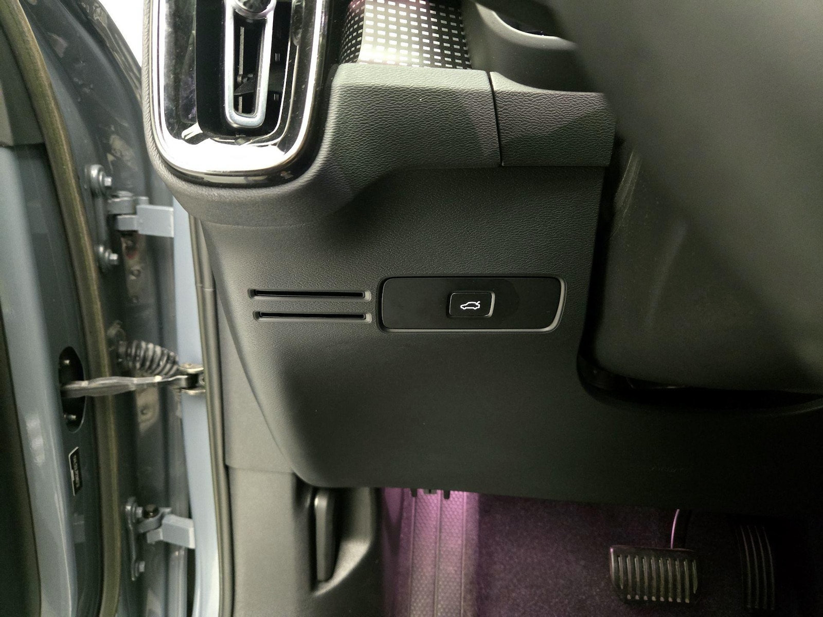 2023 Volvo XC40 Plus - Photo 14