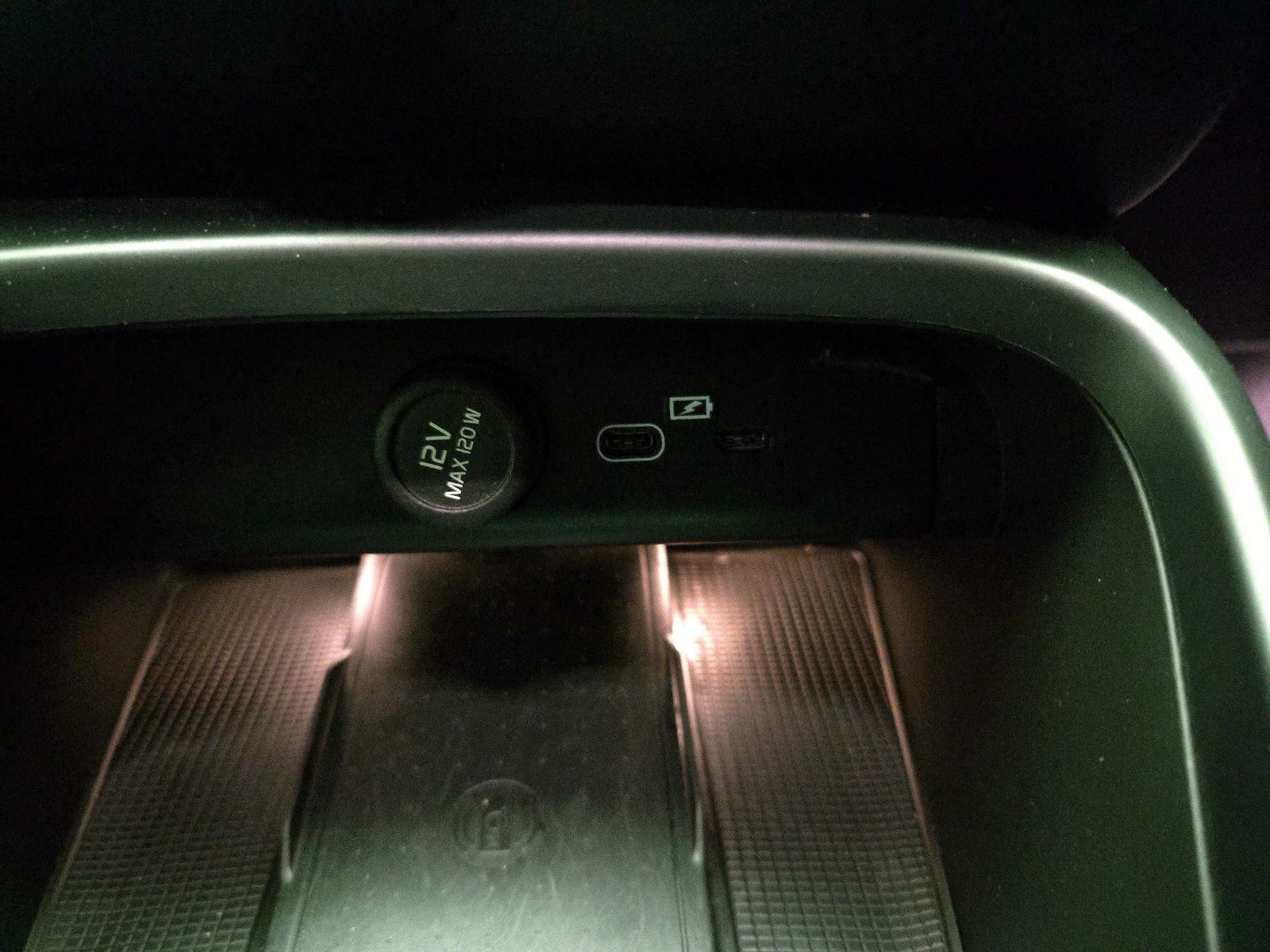 2023 Volvo XC40 Plus - Photo 19