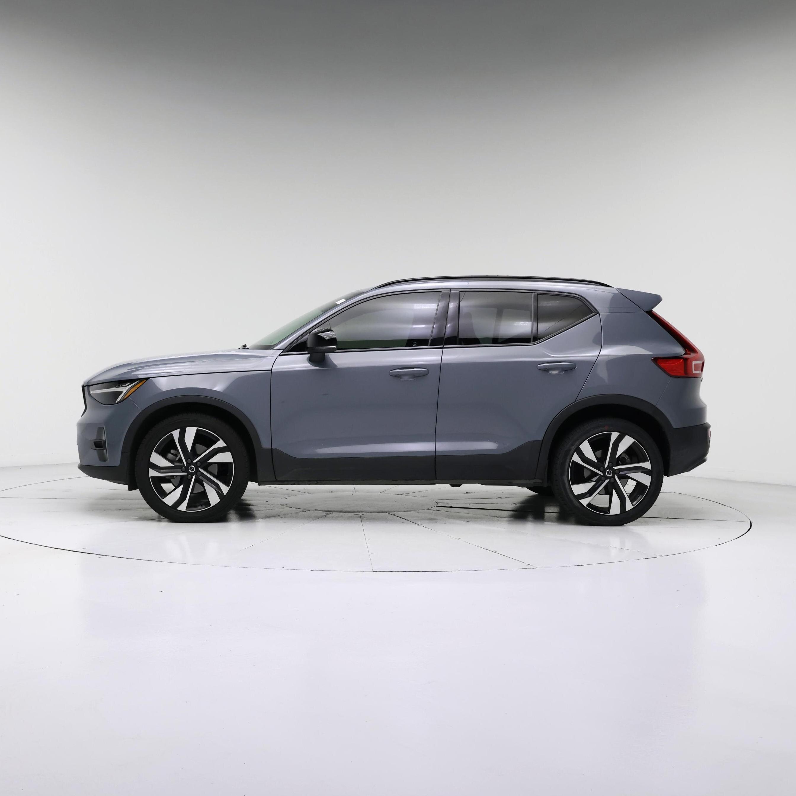 Thumbnail: 2023 Volvo XC40 - 3