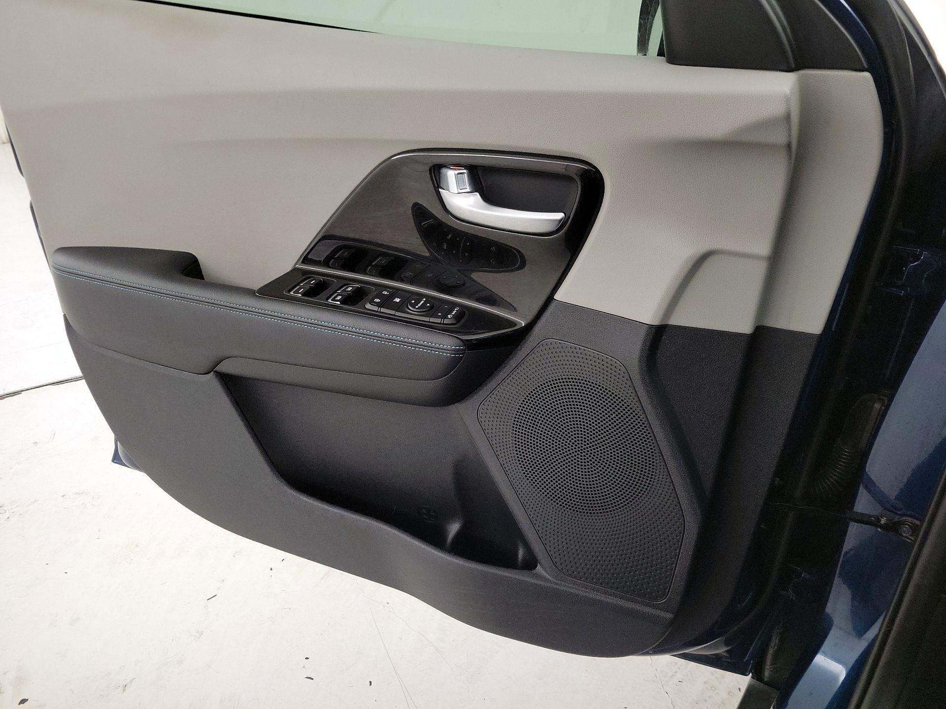 Thumbnail: 2020 Kia Niro - 12