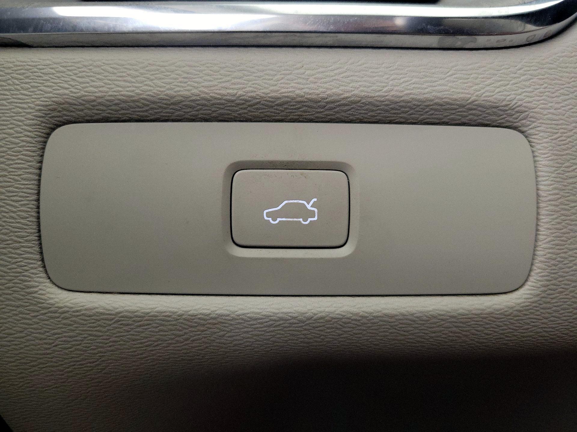 Thumbnail: 2023 Volvo XC60 - 13