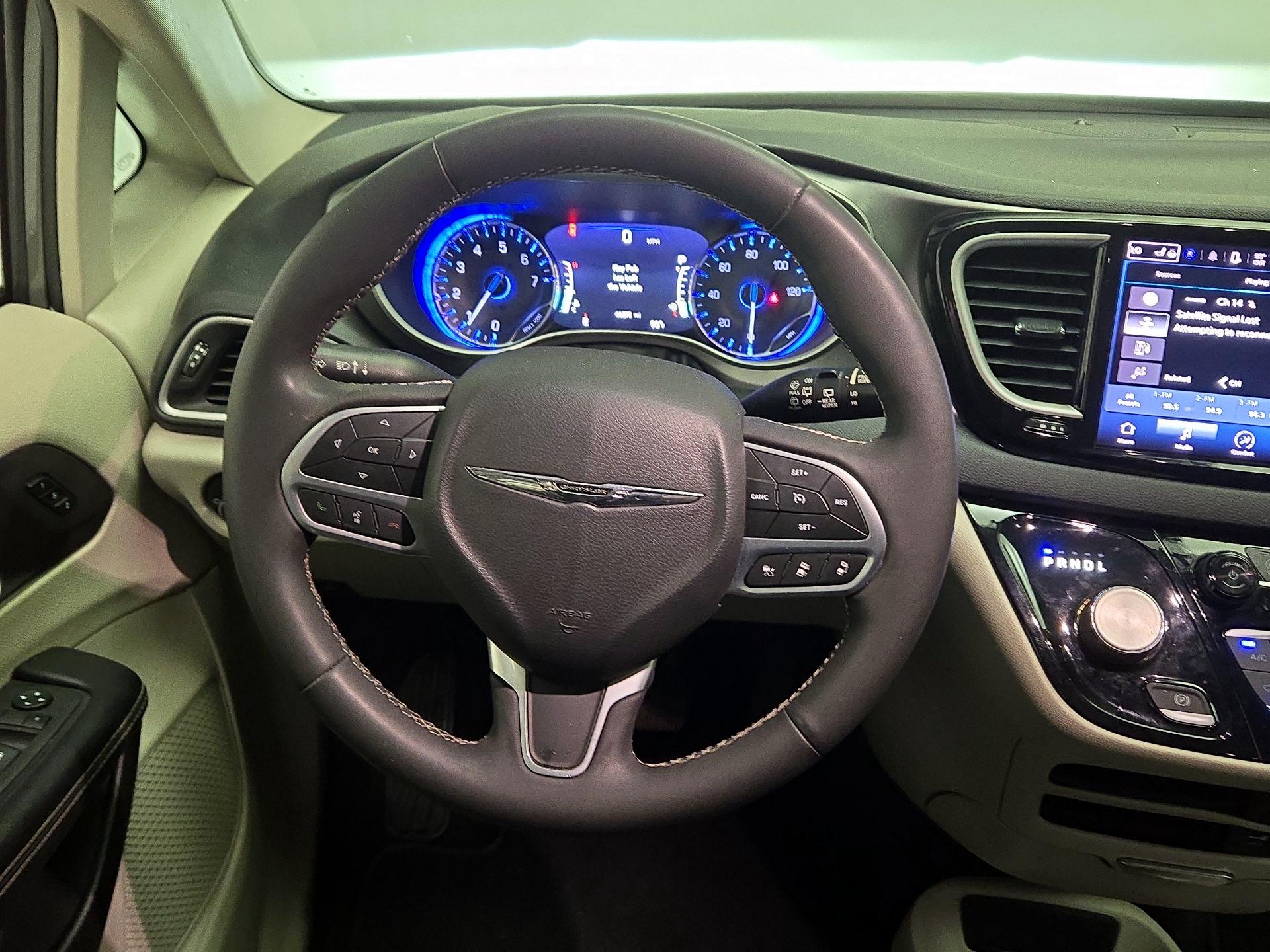 Thumbnail: 2022 Chrysler Pacifica - 10