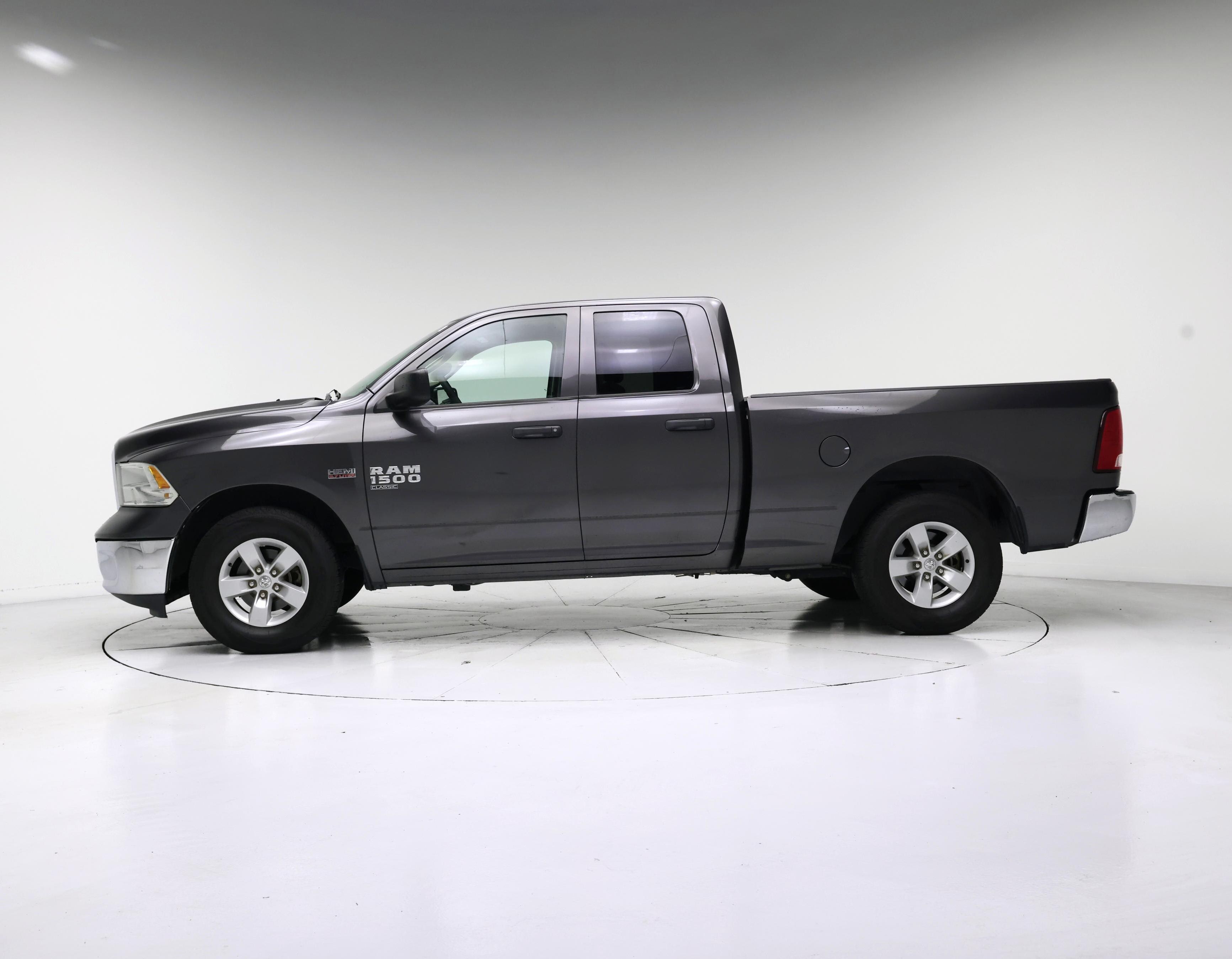 Thumbnail: 2019 RAM 1500 Classic - 3