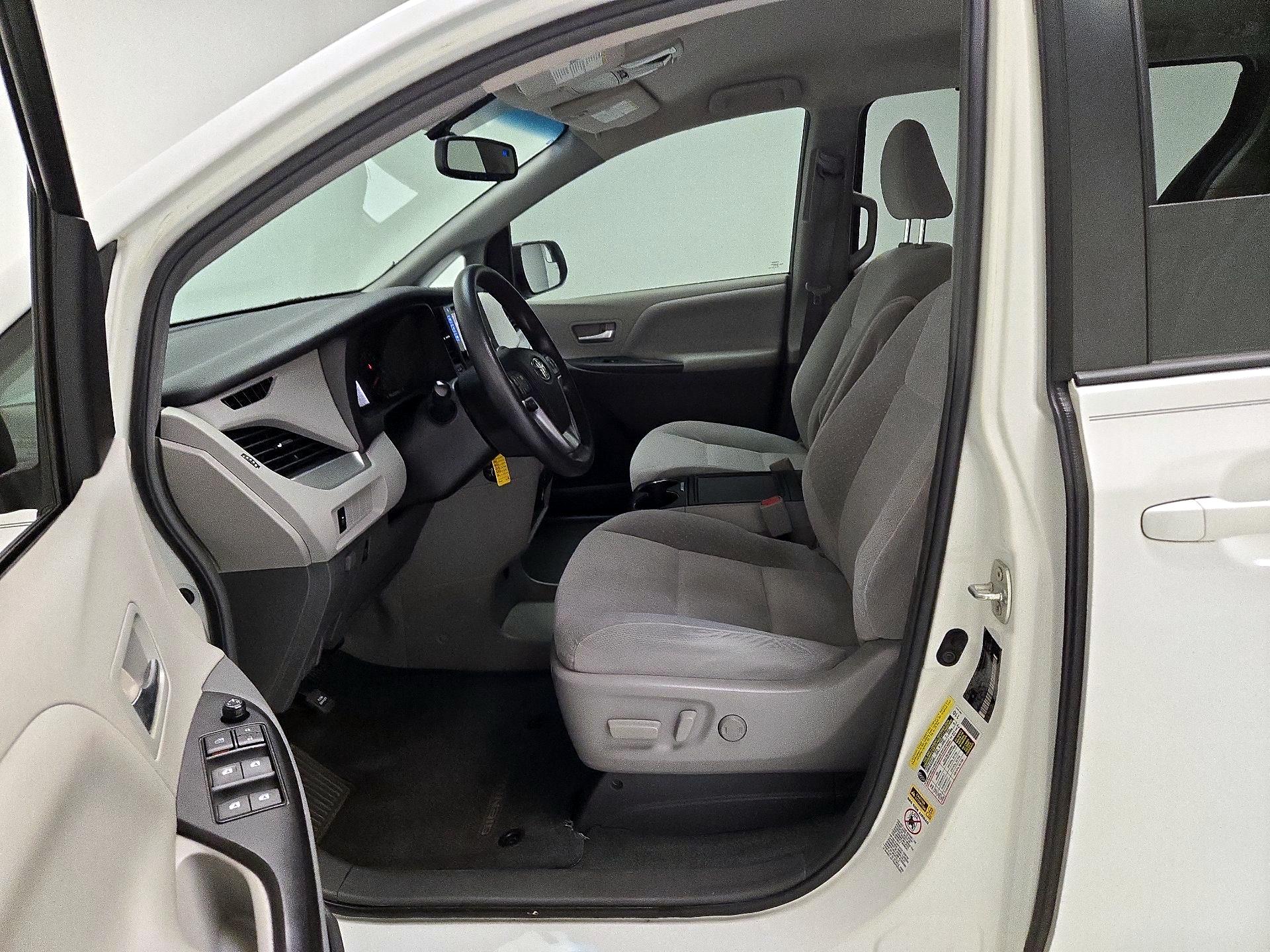 Thumbnail: 2015 Toyota Sienna - 11