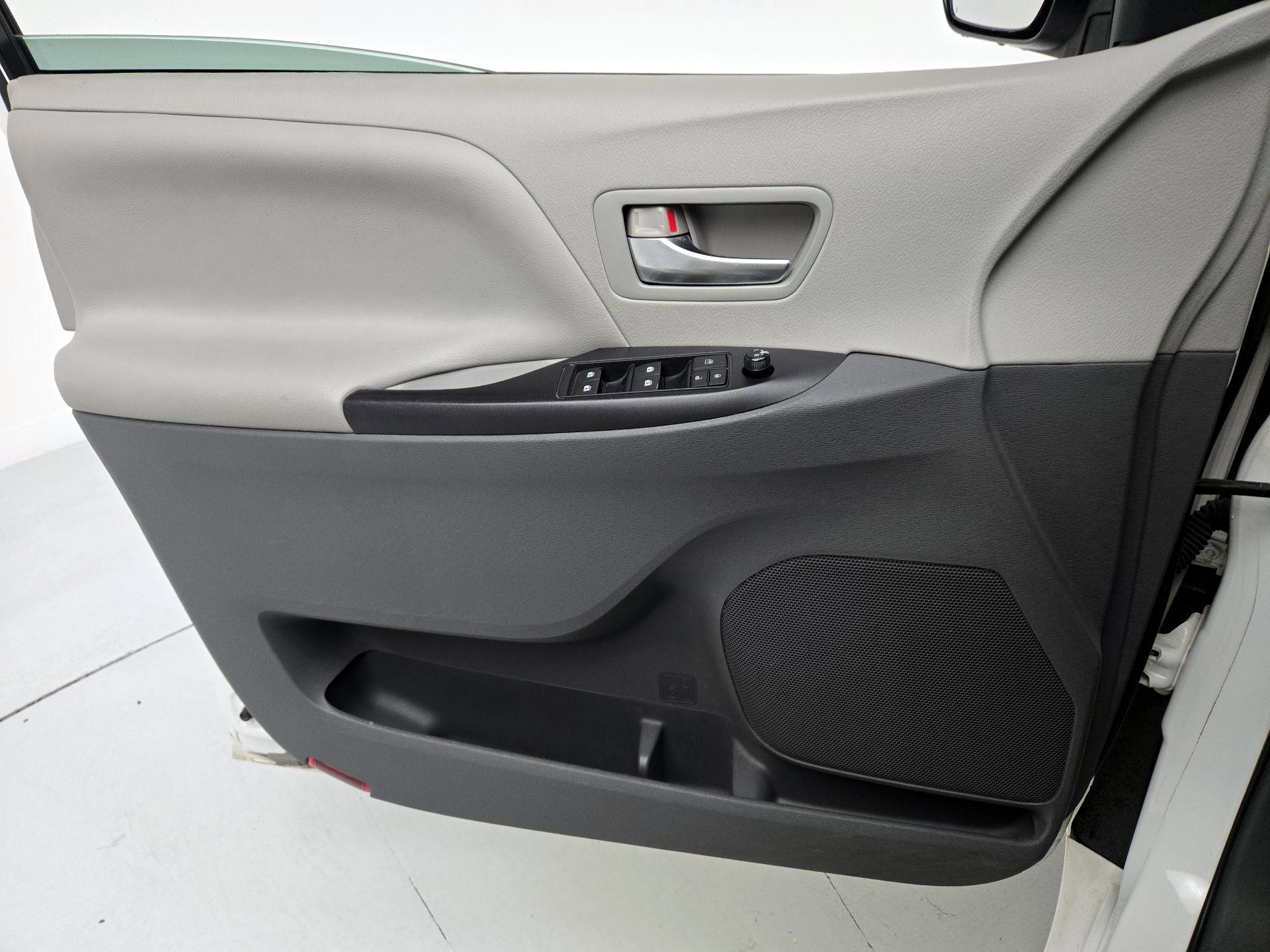 Thumbnail: 2015 Toyota Sienna - 12
