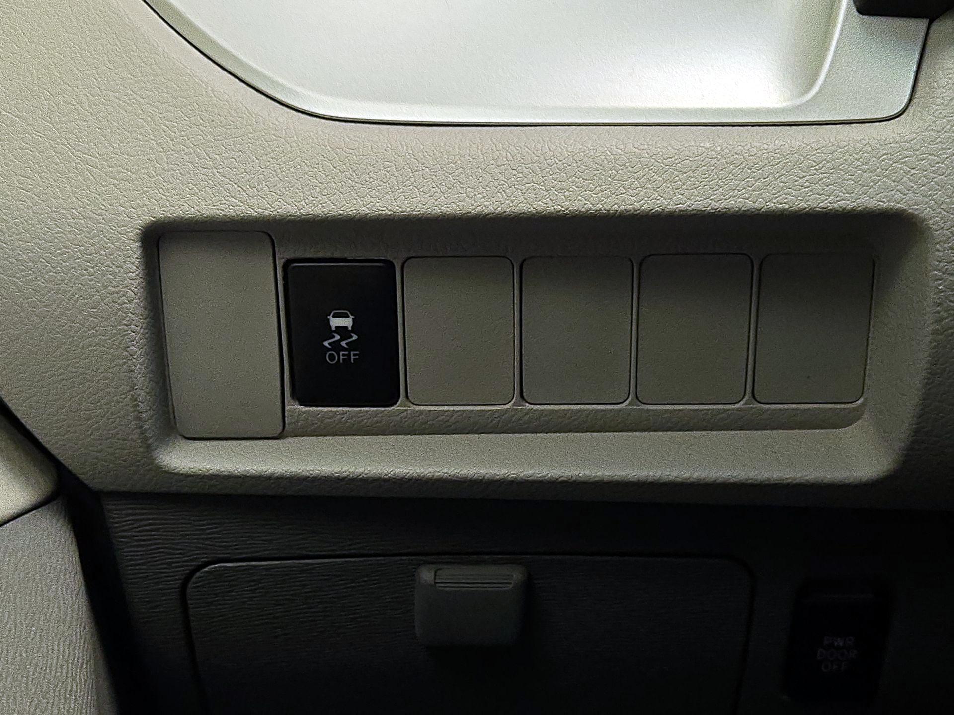 Thumbnail: 2015 Toyota Sienna - 13