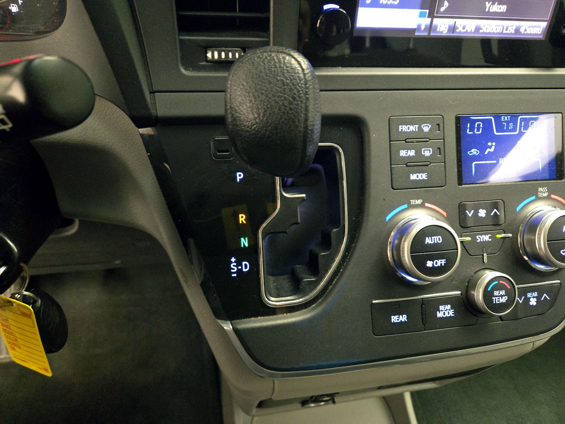 Thumbnail: 2015 Toyota Sienna - 17