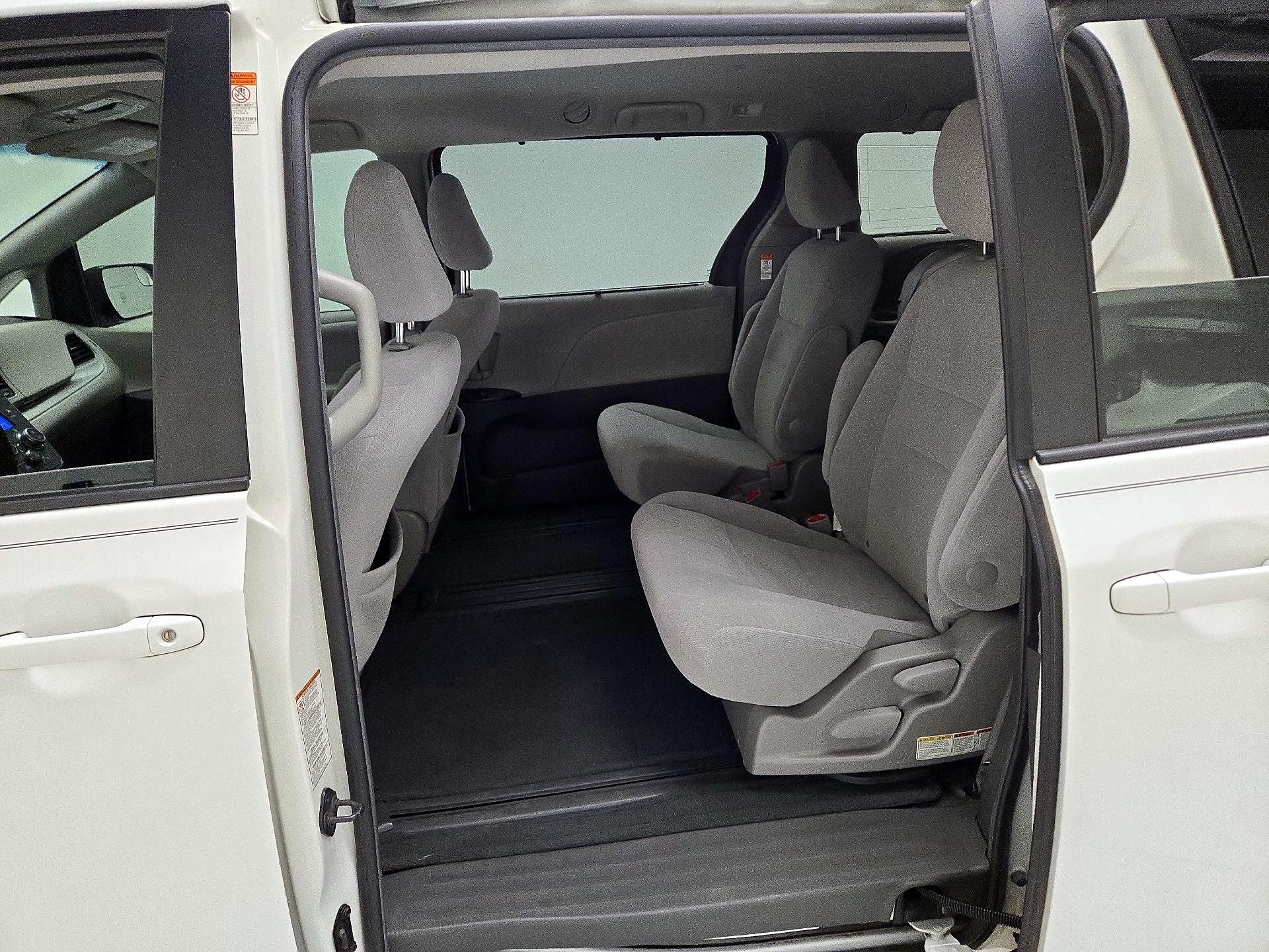 Thumbnail: 2015 Toyota Sienna - 19