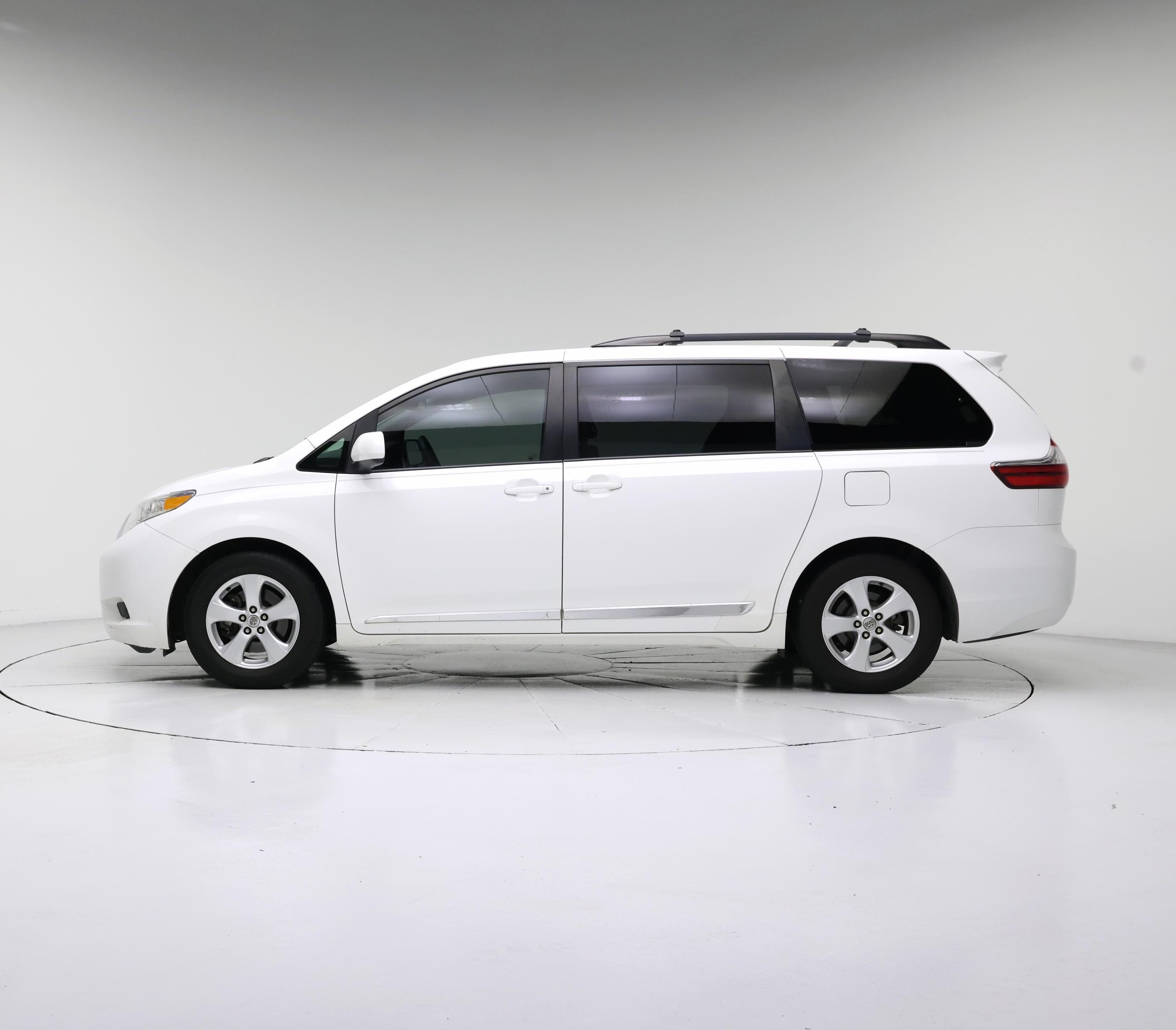 Thumbnail: 2015 Toyota Sienna - 3