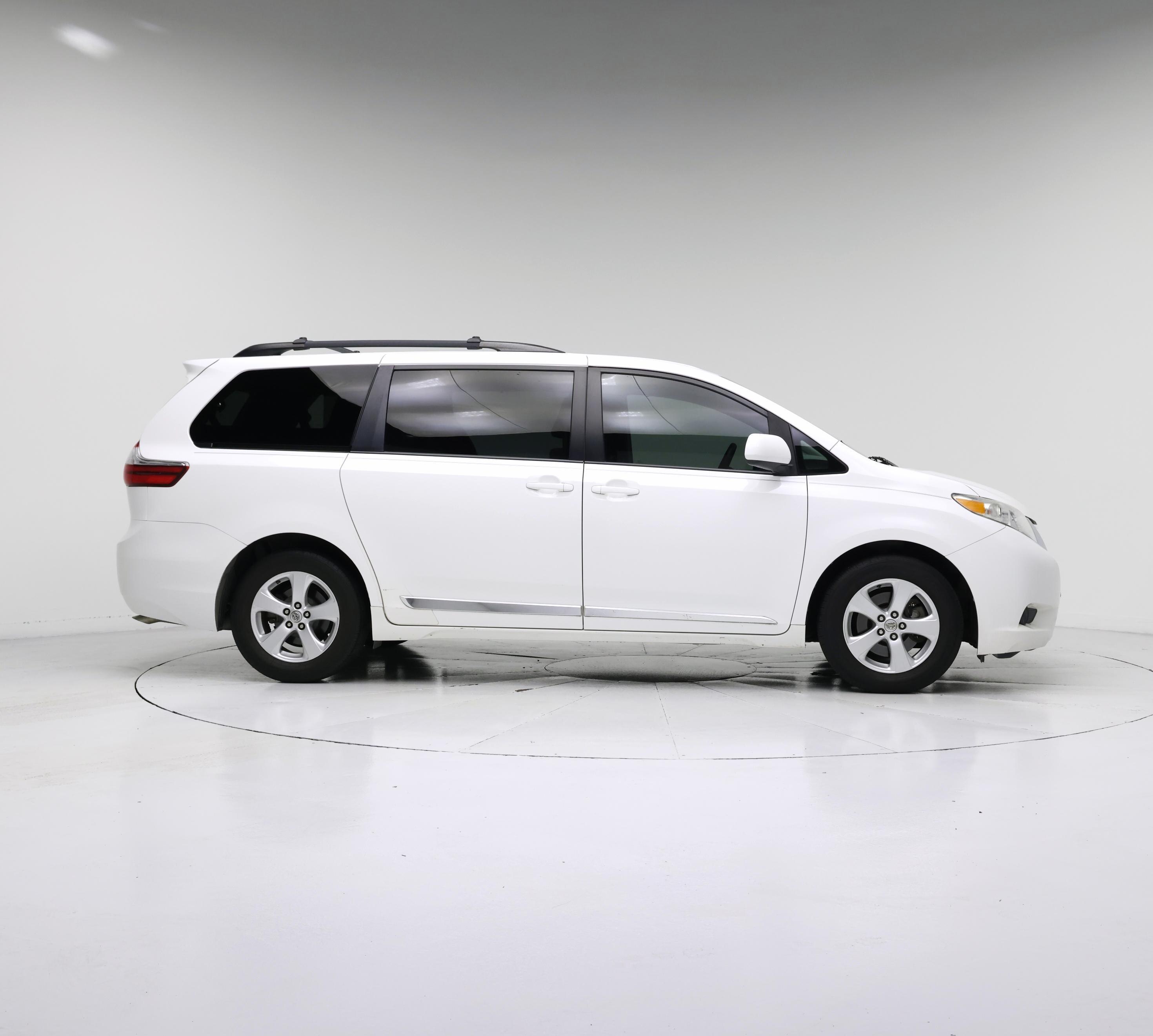 Thumbnail: 2015 Toyota Sienna - 7