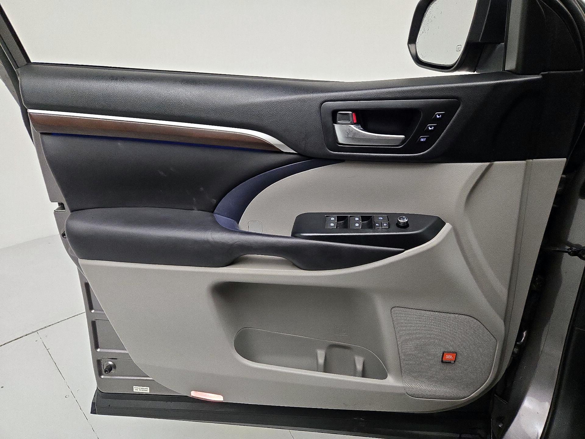 Thumbnail: 2016 Toyota Highlander - 12