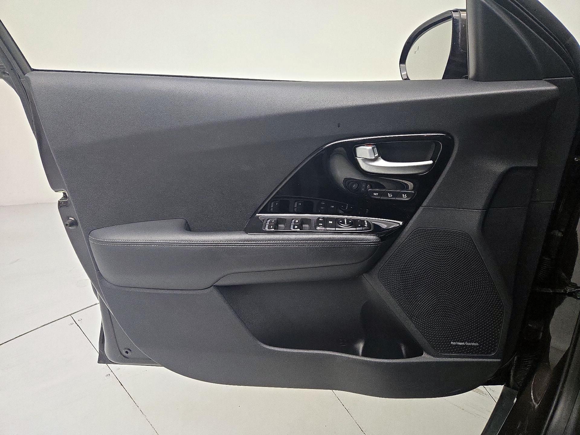 Thumbnail: 2017 Kia Niro - 12