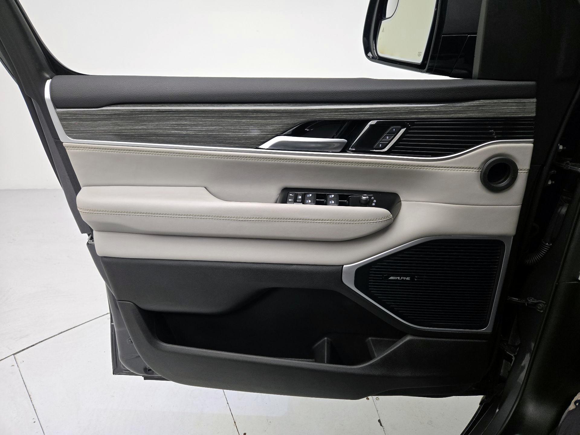 Thumbnail: 2022 Jeep Wagoneer - 12
