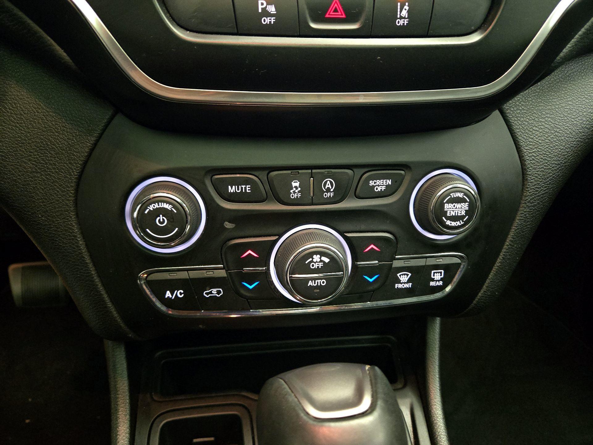 Thumbnail: 2021 Jeep Cherokee - 16
