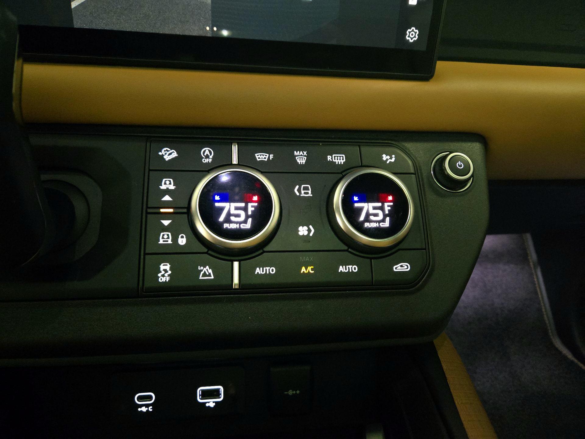 Thumbnail: 2022 Land Rover Defender - 17