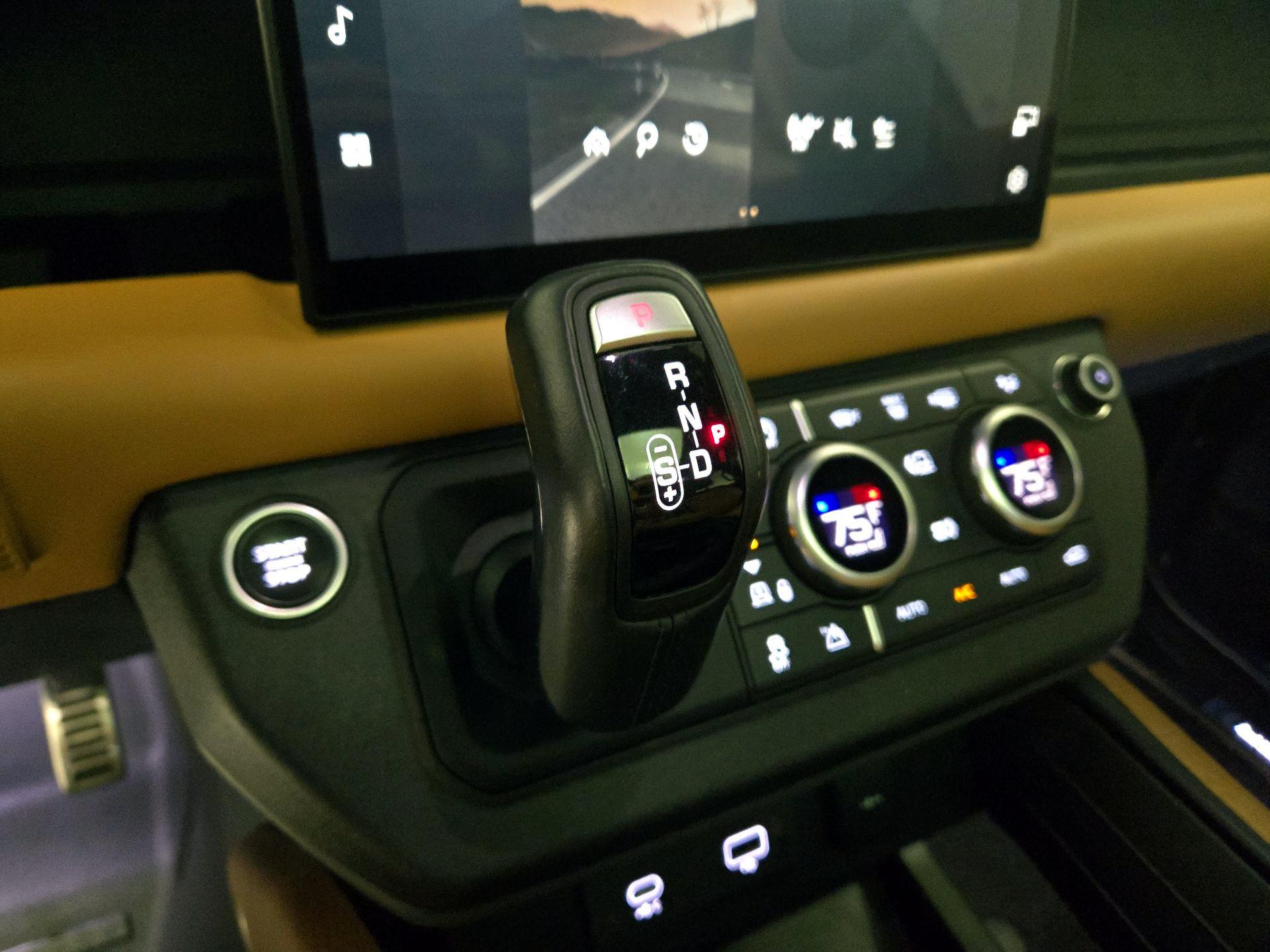Thumbnail: 2022 Land Rover Defender - 18