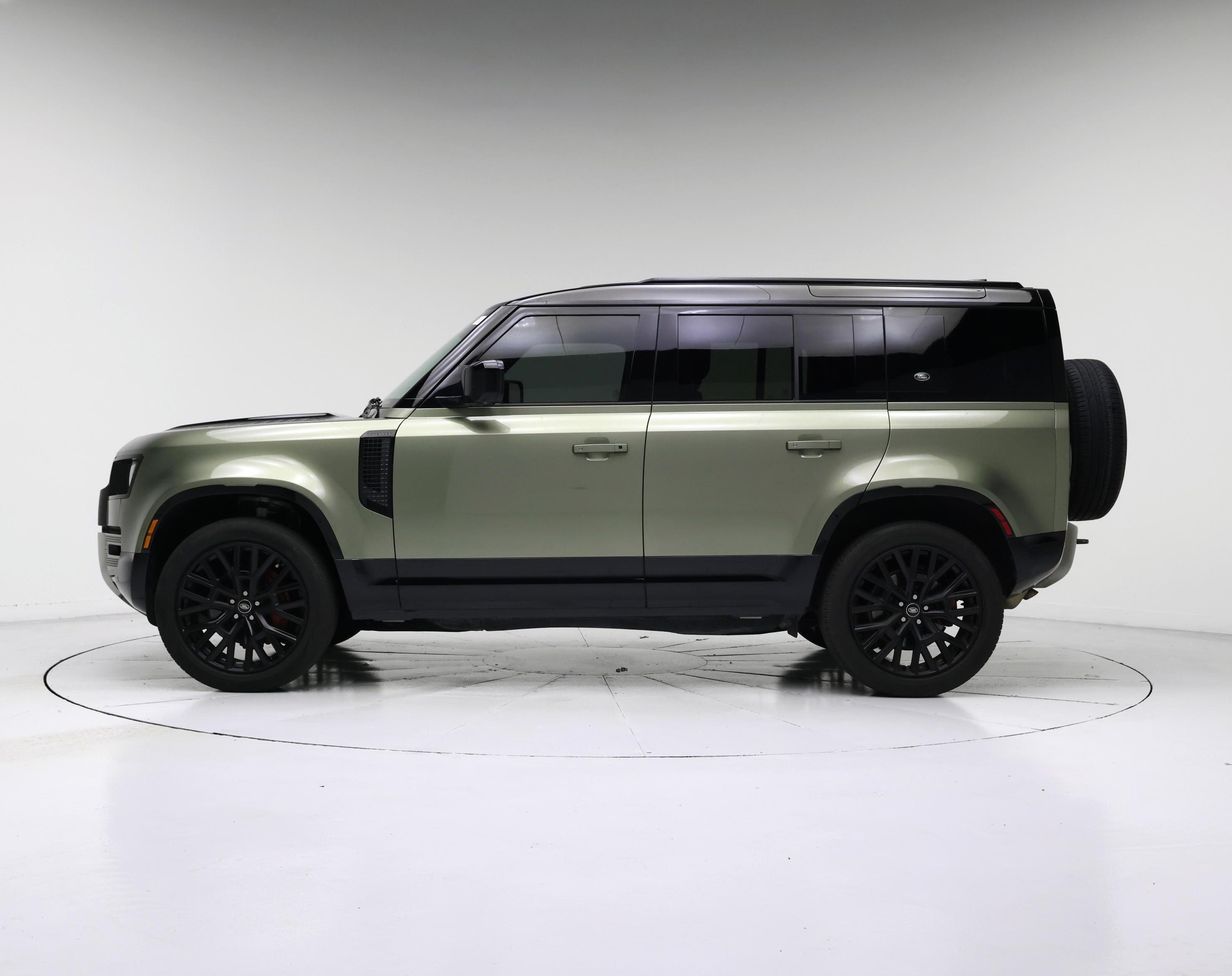 Thumbnail: 2022 Land Rover Defender - 3