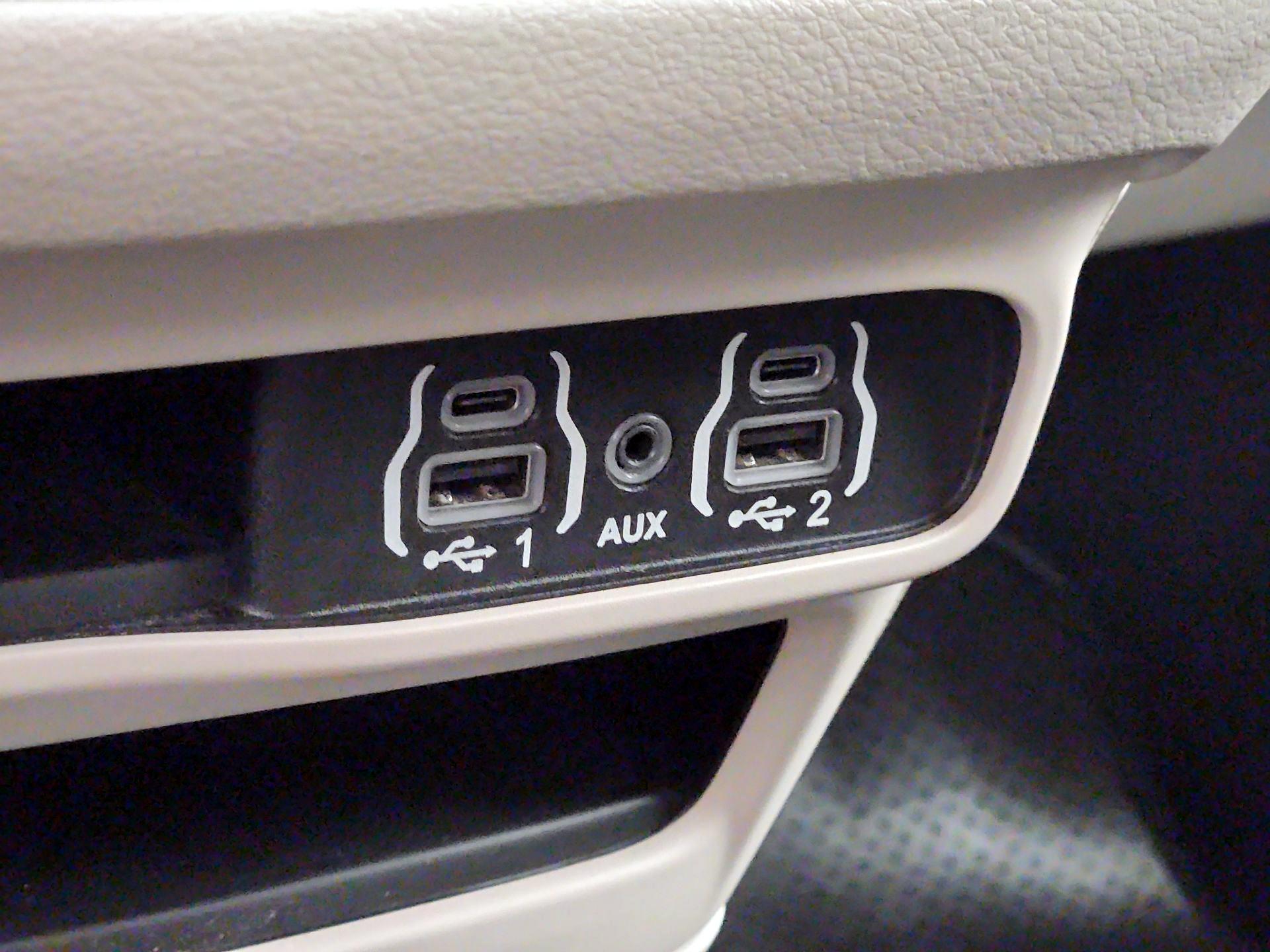 Thumbnail: 2023 Chrysler Pacifica - 18