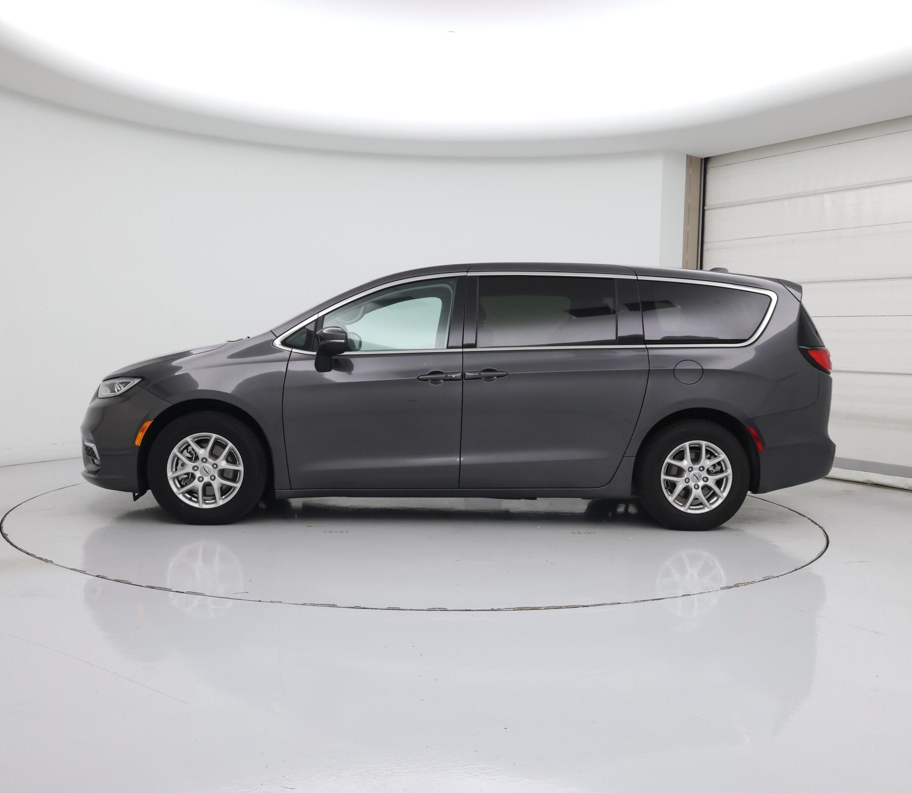 Thumbnail: 2023 Chrysler Pacifica - 3