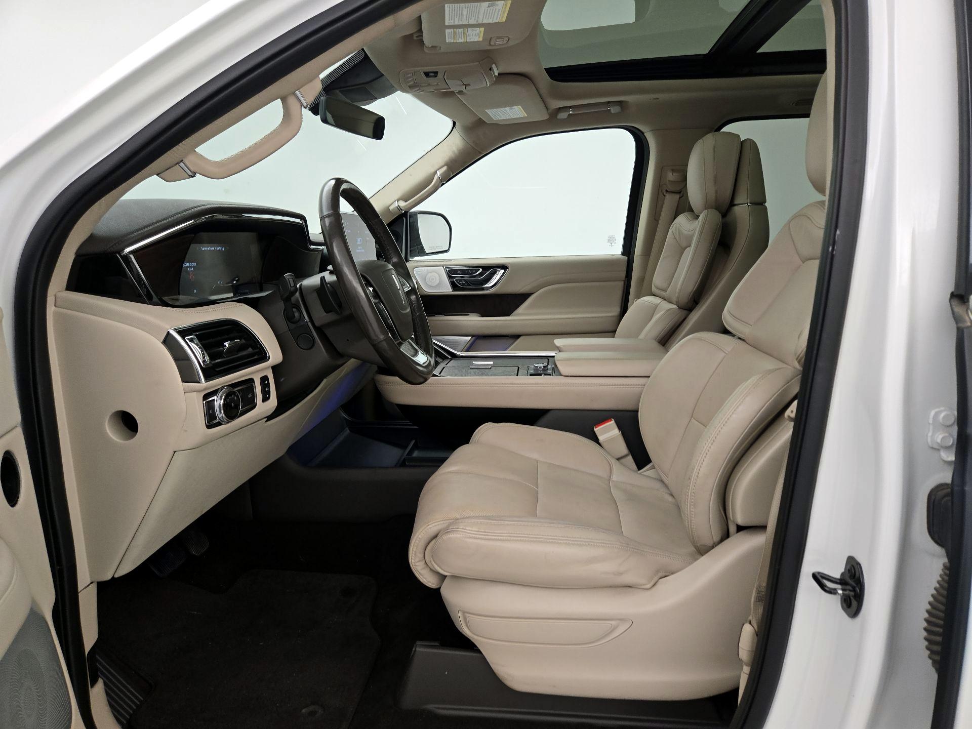 Thumbnail: 2021 Lincoln Navigator L - 11