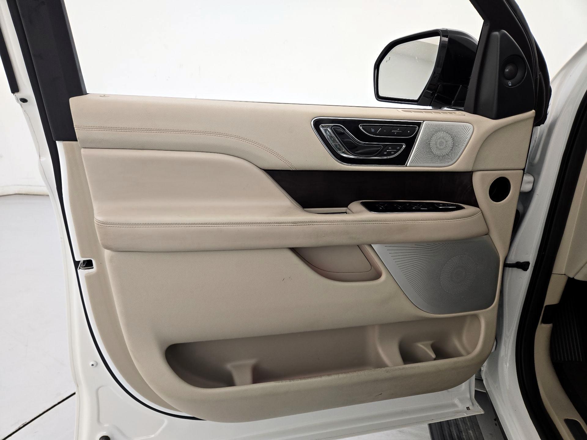 Thumbnail: 2021 Lincoln Navigator L - 12