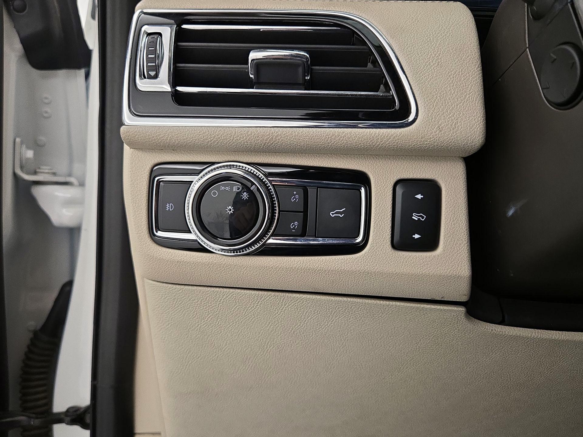 Thumbnail: 2021 Lincoln Navigator L - 13