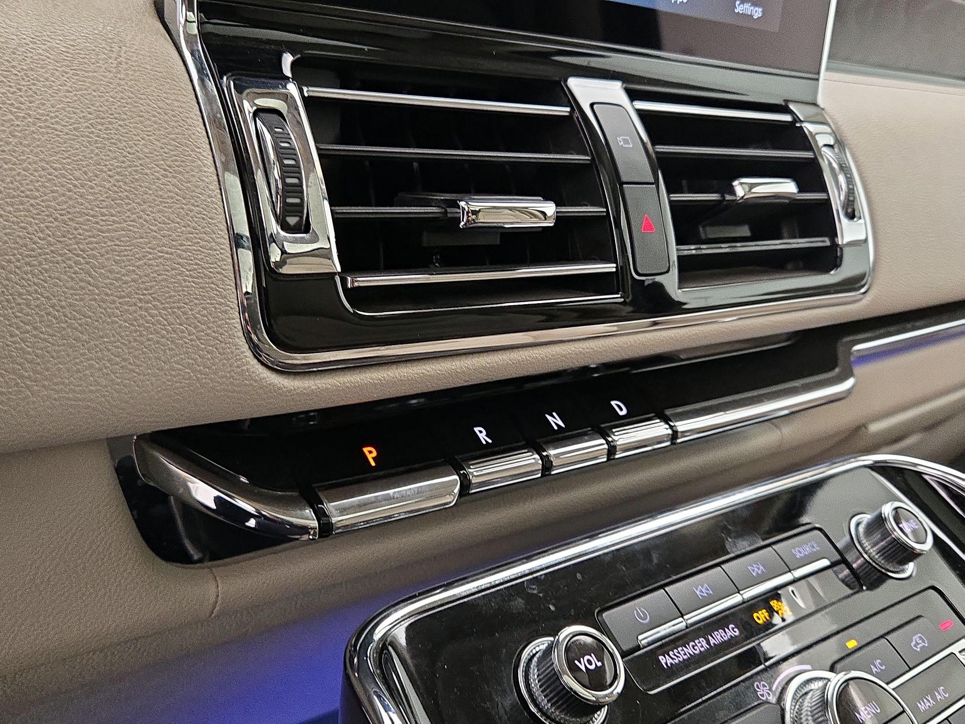 Thumbnail: 2021 Lincoln Navigator L - 18