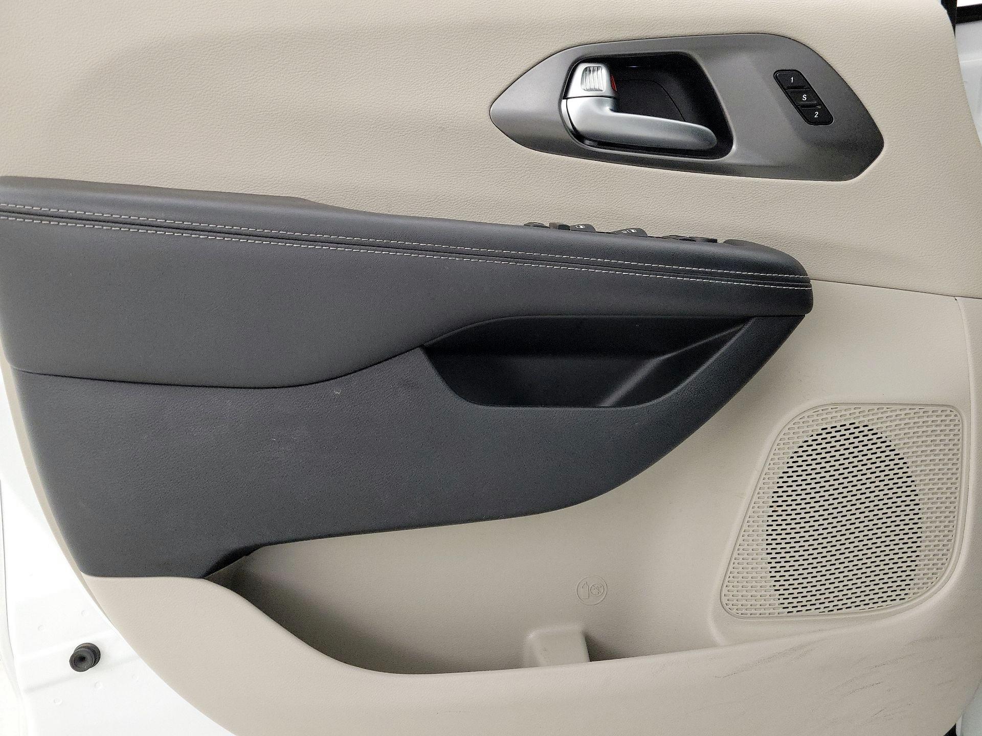 Thumbnail: 2024 Chrysler Pacifica - 12
