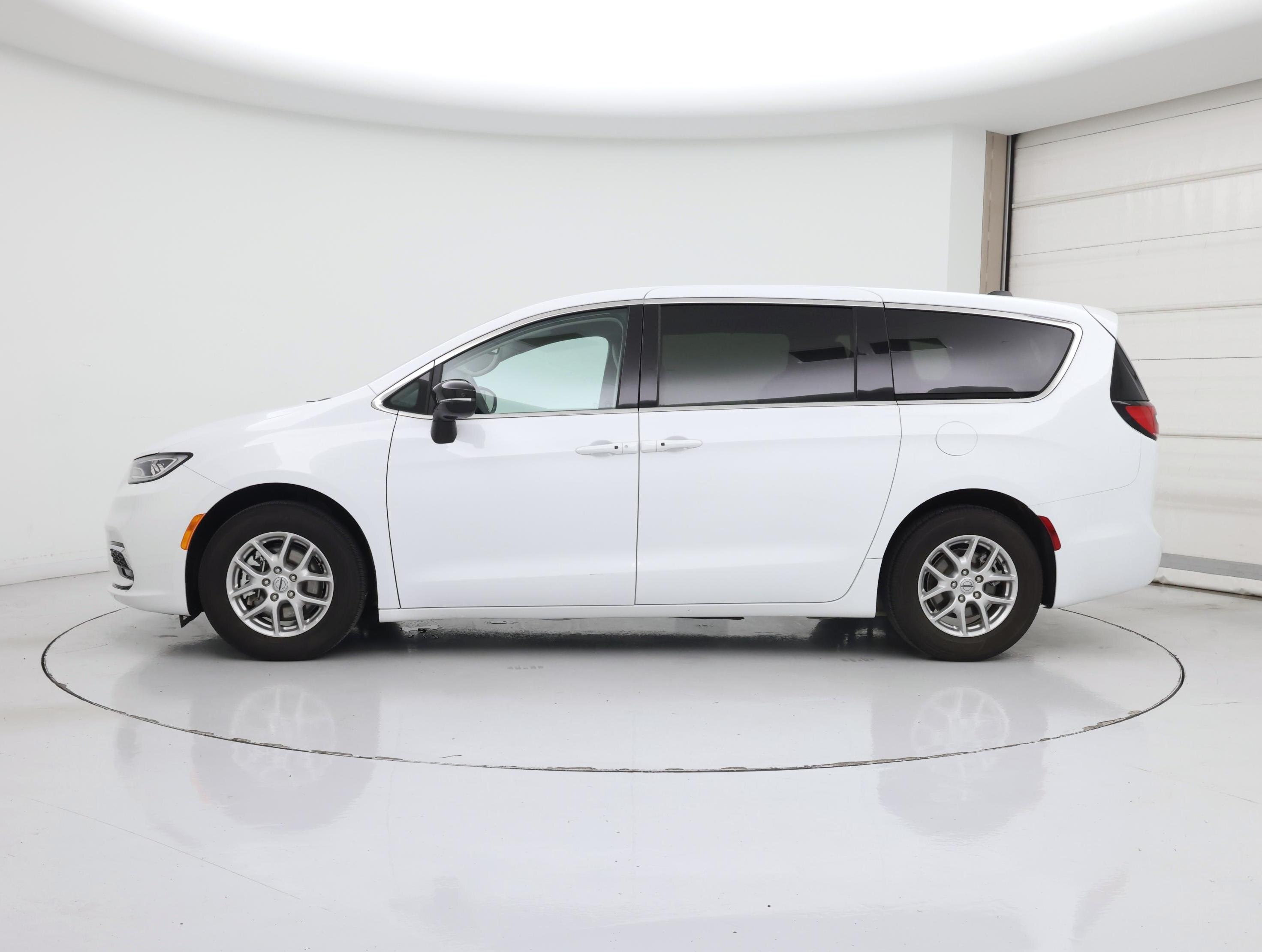 Thumbnail: 2024 Chrysler Pacifica - 3